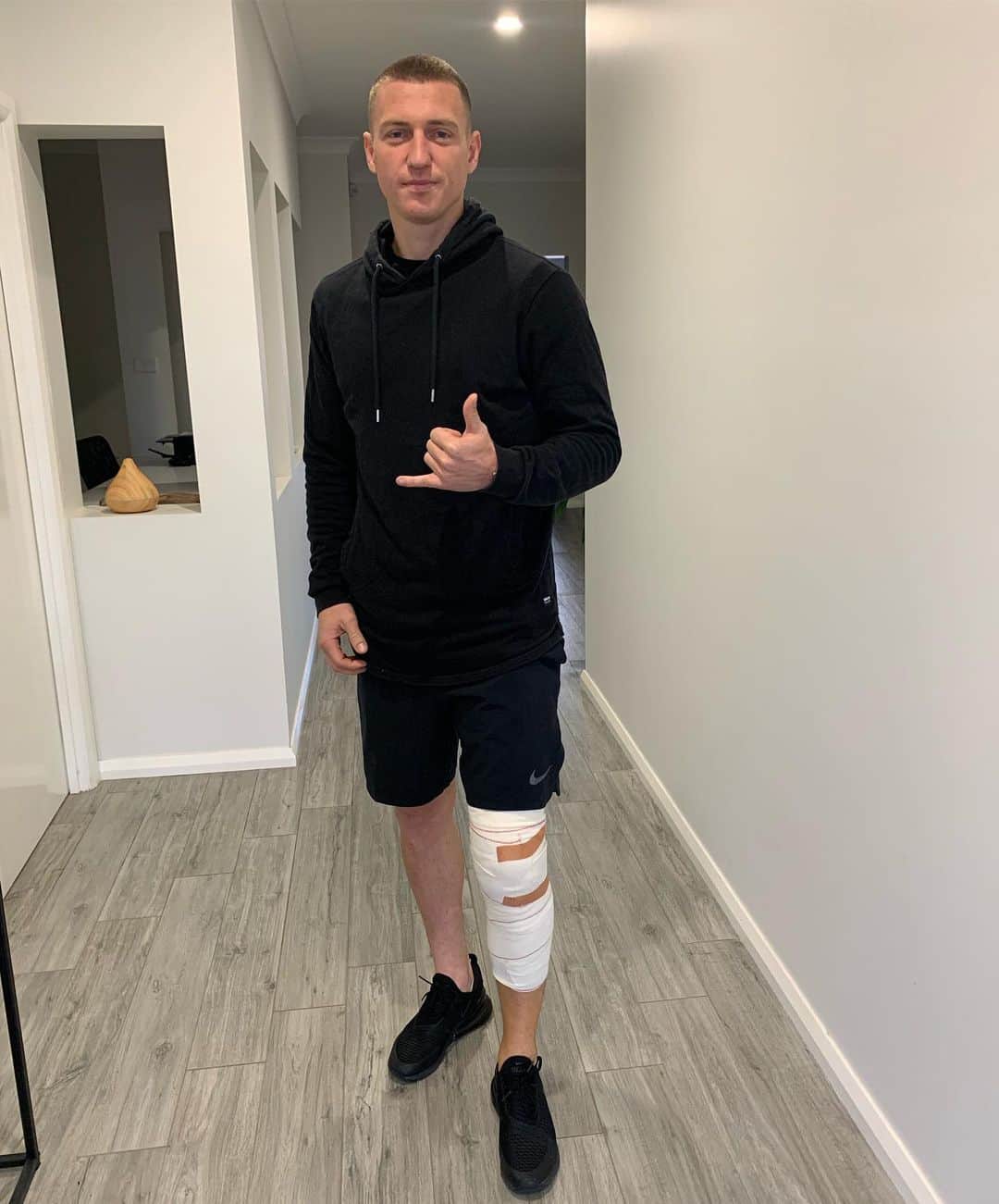 ミッチェル・デュークのインスタグラム：「Surgery ✔️ let the Recovery begin 💪🏼 again thank you to everyone for the messages of support! Will be back in no time 👊🏼⚫️🔴」