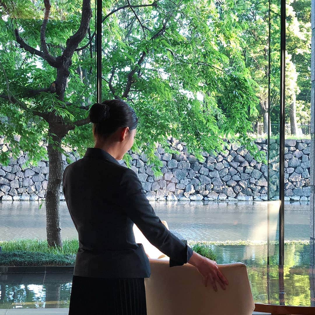 Palace Hotel Tokyo / パレスホテル東京さんのインスタグラム写真 - (Palace Hotel Tokyo / パレスホテル東京Instagram)「梅雨も明けて本格的に夏が始まりましたね。外では避けたくなるような暑い陽射しも、涼しいホテルの中から見れば美しい夏の風景を演出します。The rainy season is officially over in Tokyo, and summer has begun!  #梅雨明け #お濠 #お濠端 #夏の陽射し #木陰 #光る水面 #都会の自然 #自然との調和 #和田倉濠 #丸の内 #パレスホテル東京 #summerday #summersun #moat #moatside #sunnyday #sunshine #natureinthecity #HarmonyWithNature #ImperialGardens #WadakuraMoat #Marunouchi #PalaceHotelTokyoWedding」7月31日 12時52分 - palacehoteltokyo
