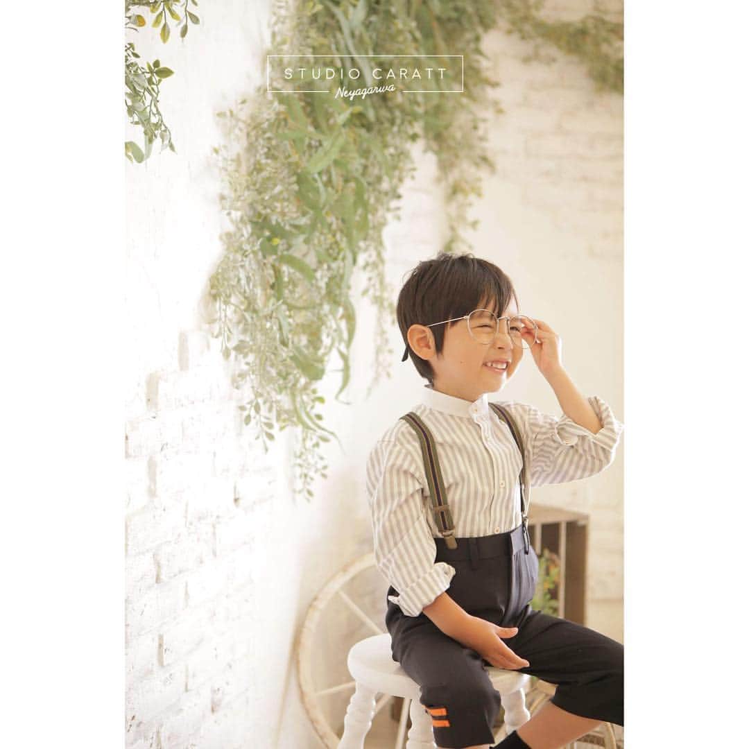 のインスタグラム：「. . . にっこり笑顔がステキ🌟 . . . #スタジオキャラット #キャラット寝屋川店  #フォトスタジオ #リニューアルオープン  #モニターモデル #カジュアルフォト #フォトジェニック  #七五三 #バースデー #ベビー #マタニティ #記念撮影 #キッズ #キッズフォト」