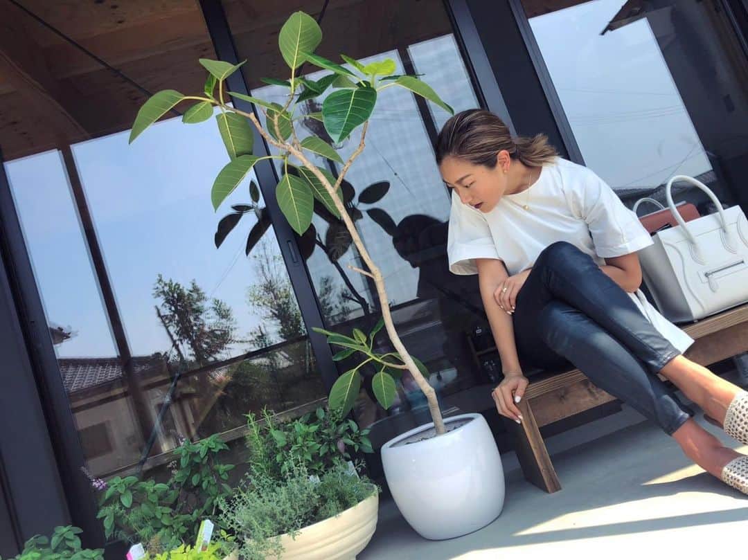 のインスタグラム：「【初!いわき市にてAyurveda Basic開講】  昨日、emmiyoga ambassador仲間の @riyamatsuda ちゃんの新しくなった最高に素敵なスタジオで、私も初の試みとなるAyurvda Basicの講座を開催させていただきました！  予約はなんと、満員御礼にて沢山の皆様と楽しい時間を過ごすことができました。  福島県に降り立ったのも初めてのこと。大自然に身を置く機会も現在殆ど忘れてしまう程。  山も海もあり、非常にエネルギーの高い空間でした。  そしてこんな素敵なスタジオに通っていらっしゃるだから…本当に素敵なお客様ばかりで。ご一緒できて光栄で幸せな1日でした。  Riyaちゃんこの度は本当に素敵な機会をくれてありがとう！そして改めて、スタジオオープンおめでとうございます！  emmiyoga ambassadorに就任させていただき5年目、様々なご縁をいただき、日々感謝。  @room_nts  @riyamatsuda  @emmiyoga_official  @emmi.jp  #yoga #ayurveda #いわき #studio #newopen #emmiyoga」