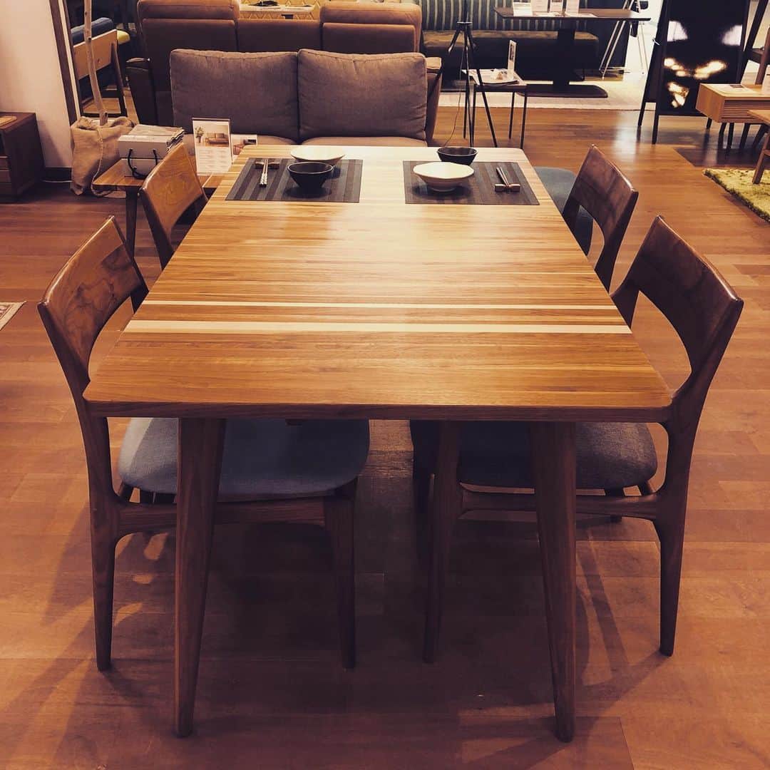 TIMELESS CRAFTのインスタグラム：「・ ・ ・ タイムレスクラフト みなとみらい ・ ・ 木の温もりを感じる、意匠を凝らしたダイニングテーブルをお探しの貴方に……🌳 ・ ・ Gemma Dining Table Size:W1500✖️D800✖️H720(mm) ・ ・ Forest16 chair Forest17 chair Size:W520✖️D545✖️H800✖️SH435 ・ ・ #タイムレスクラフト #家具  #テーブル  #椅子  #timelesscraft #みなとみらい #横浜 #ワールドポーターズ #海 #インテリア #部屋 #引っ越し #家族 #furniture #table #chair #yokohama #home #life #love」