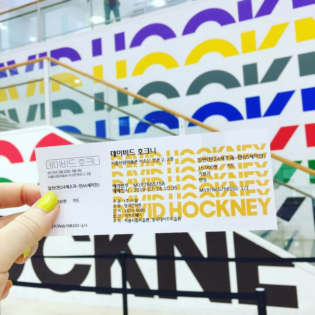 おおたうにさんのインスタグラム写真 - (おおたうにInstagram)「🖼DAVID HOCKNEY Exhibition / Seoul Museum of Art  最終日にひとりで観て来た❣️ 絵を描きたくなるハッピーな展覧会。楽しかった〜( ´ ▽ ` )✨まだやってるはず。ソウルに行かれる方は是非！「市庁」駅から歩いてすぐだよ。（大好きな図録は高価で買えず…） #davidhockney #art #exhibition #museum」7月31日 13時04分 - outa_uni