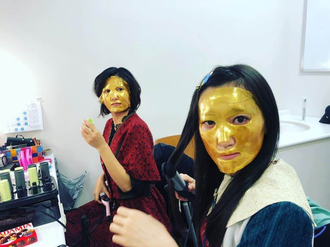 秋吉織栄（宮内かれん）さんのインスタグラム写真 - (秋吉織栄（宮内かれん）Instagram)「懐かしの黄金仮面(24Kマスク)✨✨笑  日海夏ちゃん元気かな？？😊❤️ #シェイリ  #伝承ホール  #茜屋日海夏」7月31日 13時07分 - orie.oliiiiie.olivia