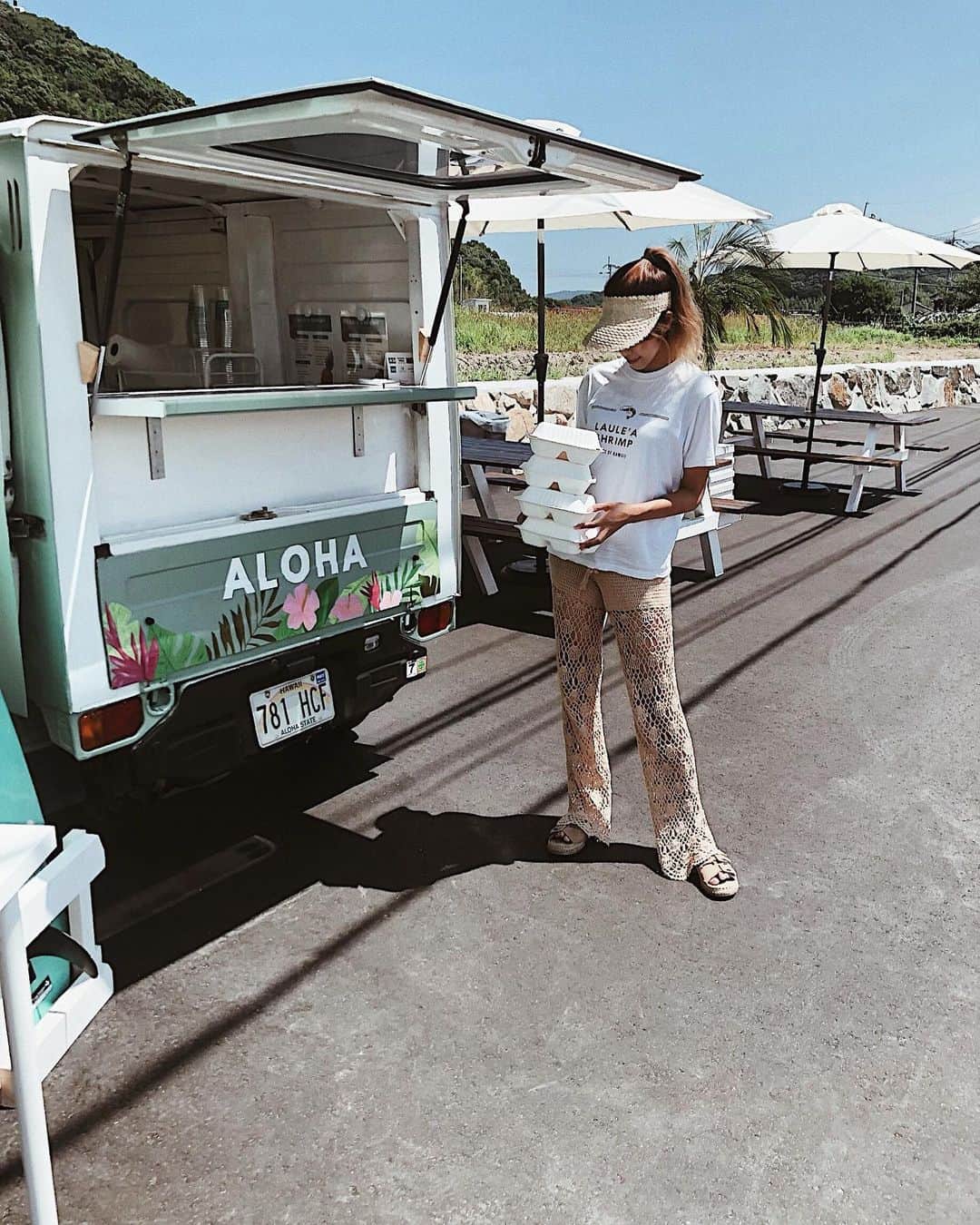 森山菜々のインスタグラム：「✯ Openしてから数日が経ちました⛱ ハワイの空間を作る事にとにかくこだわって、 ワゴンも真っ白だったのがハワイアンなカラーに塗りました🚐🌴 ナンバープレートもハワイのものに🚐🏳️‍🌈 テーブルも、8人用のでかめテーブルを作りました🥺 ヤスリをかけるだけでも相当バテたんです💦 梅雨だったけど、なんとか色も塗れて完成🎨 . とにかく来てくれた皆さんが、ちょっとの時間でも のんびりとゆったりとした時間を感じてもらえたらと思って 本場hawaiiをリアルに再現頑張りました🥺🐚 味にも凄く凄くこだわりまくっているのでこれもまた載せます🦐 福岡はとくに観光客の方も多いので、 キャッシュレス決済もできるようになりました💳✨ #皆から頂いた差し入れが熱中症対策グッズばかりで優しい😭😭 #hawaii#garlicshrimp#love#hawaiitaste#lauleashrimp#fukuoka#itoshima#ハワイ#ガーリックシュリンプ#福岡#糸島#ラウレアシュリンプ」