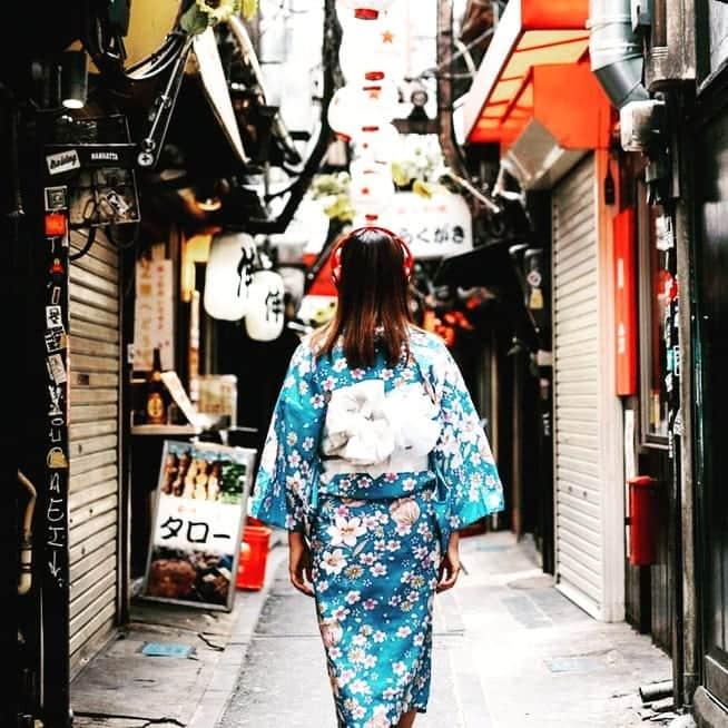 Kimono Tokyoのインスタグラム：「お客様からの写真です😊 浴衣を着てこんなストーリーのある写真を送ってくださいました。花火大会だけじゃなく、大都会東京の日常を切り取るのもステキです❤  This is a photograph from our customer 😊 Such a nice photo in Yukata. Strolling in yukata makes you something special.  Kimono Tokyoでは浴衣レンタルが￥3800〜 原宿駅すぐ徒歩1分  http://www.kimonotokyo.jp/  #着物 #着物レンタル #kimonorental #ゆかた #浴衣 #yukata #yukatarental #東京 #tokyostreet #Harajuku #原宿 #花火大会 #浴衣で花火大会 #なつ #kimono  #yukata  #fireworks  #summer #和服 #浴衣 #烟花汇演 #夏天 #키모노 #유카타 #불꽃 놀이 #여름」