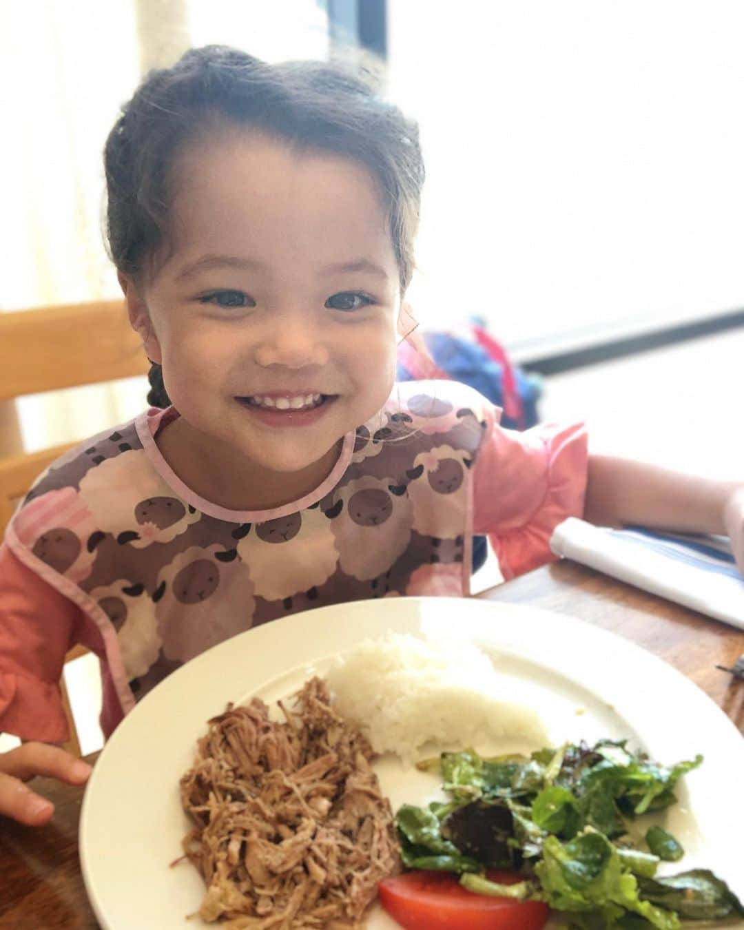 エリナ シルカさんのインスタグラム写真 - (エリナ シルカInstagram)「Happy eater 🤤 食べてる時の笑顔が1番なのはママ似かな〜😂 * * * * #hawaii #luckywelivehawaii #kaluapork #keiki #twins #twinmom #boygirltwins  #ハワイ #カルアピッグ #ハワイ生活 #ハワイ移住 #ハワイグルメ #双子 #双子育児 #双子ママ #2歳9カ月」7月31日 13時18分 - laura_elina_ymd