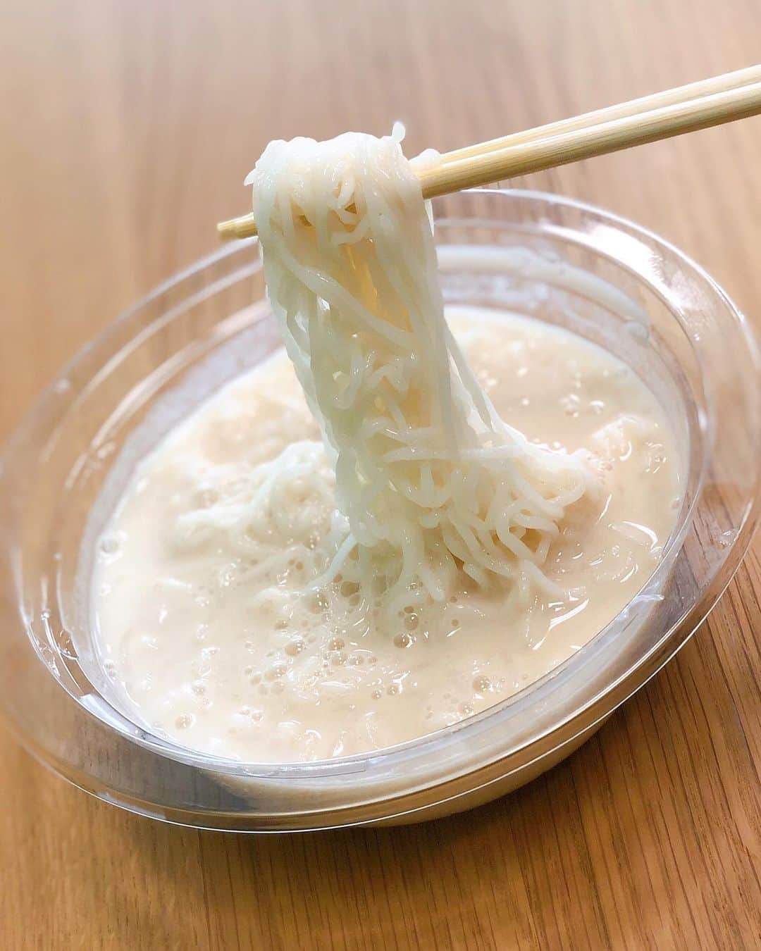 秋山具義さんのインスタグラム写真 - (秋山具義Instagram)「ファミマで見つけた『相模屋』の「とうふ麺【冷麺】」が、1袋、74kcalで、糖質3.5gで、プロテイン7.7gと画期的な数字なので買ってみた。﻿ ﻿ 麺はたしかに豆腐な感じで、豆乳スープに入れる冷麺スープの素が酸味があって美味しい。﻿ ﻿ キムチとか入れたら良さそうだな〜﻿ ﻿ #相模屋 #とうふ麺冷麺 #ロカボ #グギエット」7月31日 13時36分 - gugitter