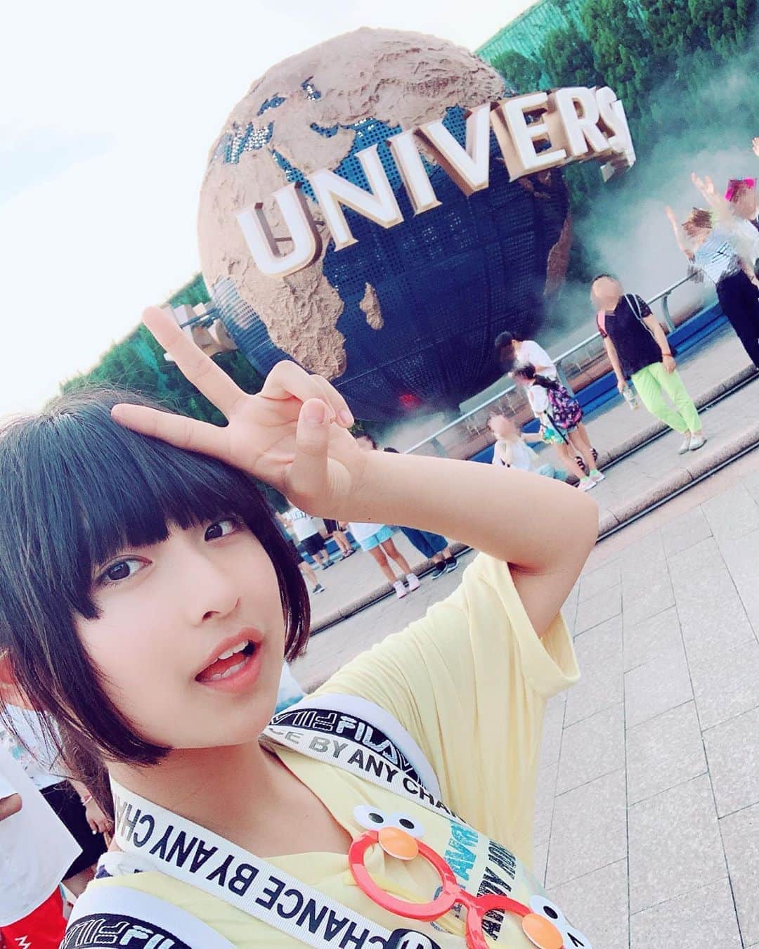 りりりのインスタグラム：「真夏のUSJは暑かったけどめっちゃ楽しかったです☀️☀️ アトラクションいっぱい乗れたんやけど、とくにフライングダイナソーとスペースファンタジーが面白かったです(∩˃o˂∩)♡進撃の巨人もいった！ また行きたいなー！ ・ ・ #りりり #usj #ユニバ #夏 #思い出 #バタービール #初めて」