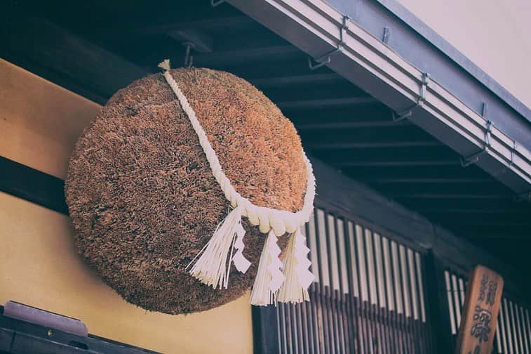 ヤマハ バイクさんのインスタグラム写真 - (ヤマハ バイクInstagram)「初夏の飛騨路、山間の古都へ、MT-03と共に。 Visit Takayama, Hida region of Gifu, beautifully preserves an old town and traditional scenery of Japan, with YAMAHA MT-03.  今年の夏は、どこへ行く？ 今年の夏は、何を見る？ ヤマハのバイクに乗って、彩りある夏へ走り出しましょう🏍🌊🌻☀️ . . #55mph#MotoLife#ヤマハ#ヤマハが美しい#mt03#バイクのある風景#バイクのある人生#バイクが好きだ#バイク旅#飛騨高山#岐阜#夏休み#ノスタルジック  #yamaha#yamahamt#motorbike#motorcycle#motorcyclephotography#motorcyclelife#motolove#motorcycle_moment#japan#unknownjapan#beautifuljapan#japanvacation#japantrip#tagsforlikes#tflers」7月31日 13時47分 - yamaha_bike