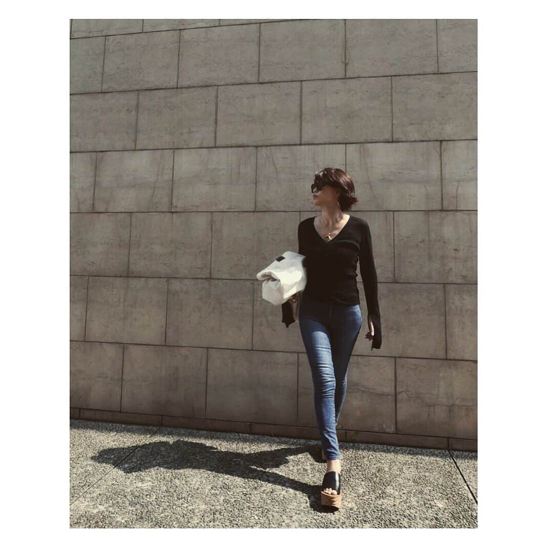 JUNNAのインスタグラム：「リネンをブレンドした軽く柔らかなカーディガン😎  袖先にはスリットを施して @etretokyo らしい デザインポイントを... 手が長く華奢に見えて👍  top/  #リネンショートカーディガン 7/25 発売 denim / スキニーデニム  2018ETRÉ sandal/ クリフカットコルクソールサンダル  2018ETRÉ bag/  ETRÉ BIGトートバック  8/1 発売  #etretokyo #2019ETREss #156cm #junna👠」