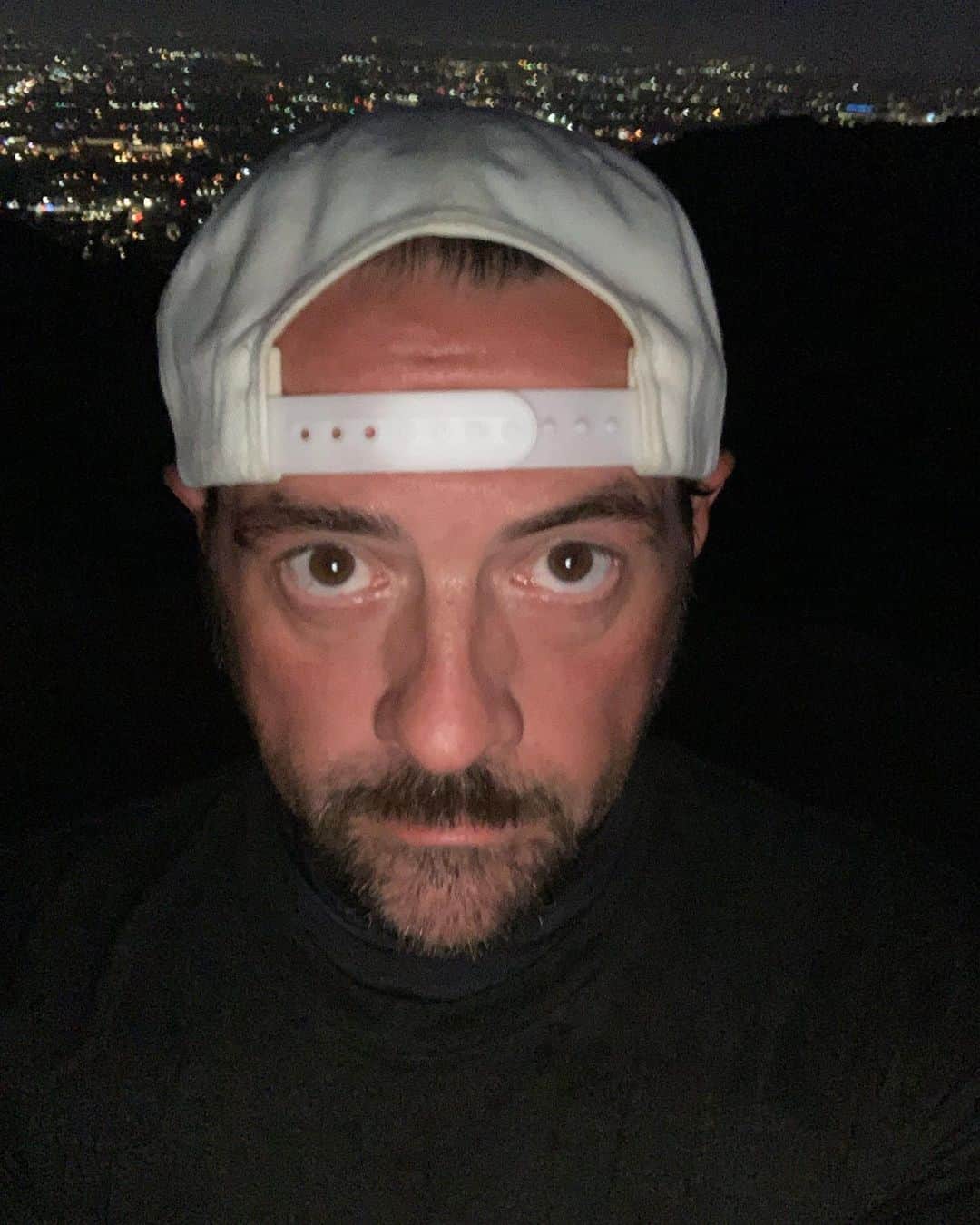 ケヴィン・スミスのインスタグラム：「Runyon Canyon at night! After a week of hikes in the searing sun while wearing my @jayandsilentbob Reboot shirts from @hottopic, I opted to hike at 8 tonight. And let me tell you, it was spooky nootchies. But this @ww Ambassador hid bravely behind his miniature Doxie in case any mountain lions or coyotes came a’calling. And even in the cool night air, I sweated my balls off. #KevinSmith #wwambassador #hottopic #runyoncanyon」