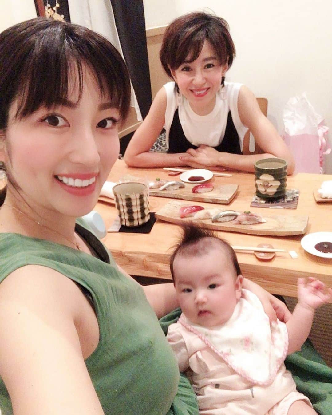 庄司ゆうこさんのインスタグラム写真 - (庄司ゆうこInstagram)「先日はたまえさんとランチ✨ たまえさんは高校生の娘さんがいるので先輩ママとして色々教えて頂きました^_^ そしてポーセラーツでベビーディオールの食器をプレゼントしてもらったよぉ✨可愛すぎる💕 離乳食始まったら使わせてもらいます🤗 その日の夜は久しぶりの中華、フウレイカへ‼️8年ぶりに加藤紗里ちゃんにも会えました💕紗里ちゃんの毒舌トークでたくさん笑わせてもらったぁ🤗笑 #ポーセラーツ#ベビーディオール#babydior#恵比寿ランチ#鮨#喜一#中華#フウレイカ#富麗華#会食#加藤紗里#ちゃん#毒舌キャラ」7月31日 13時51分 - yuko.shoji