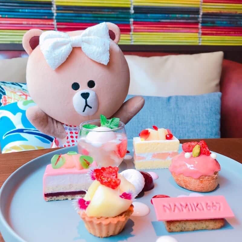 CHOCOのインスタグラム：「🍑🍰🍑🍰🍑🍰🍑 . #桃が主役のスイーツでかわいいアフタヌーンティー☕️✨ . アートワークやこだわりのインテリアが飾られた店内🎶 「NAMIKI667」で季節のケーキセットをオーダーしたよ🍑 ケーキセットは14時から17時まで💖 . . #ハイアットセントリック銀座東京 #季節のケーキセット #銀座 #linefriends #withCHOCO」