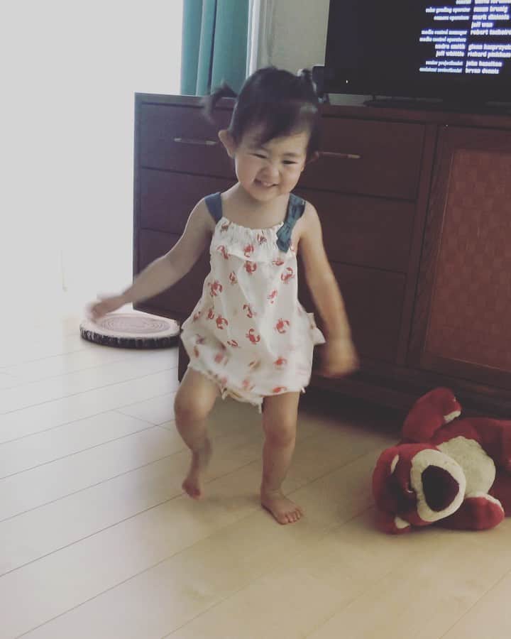 のインスタグラム：「踊り狂う幼女と逃げ惑う猫たち 相変わらず三度の飯より好きトイストーリーが好き🧸  #トイストーリー好きと繋がりたい  #1歳7ヶ月  #女の子ベビー  #女の子ママ #タカラトミー  #disney  #matel」