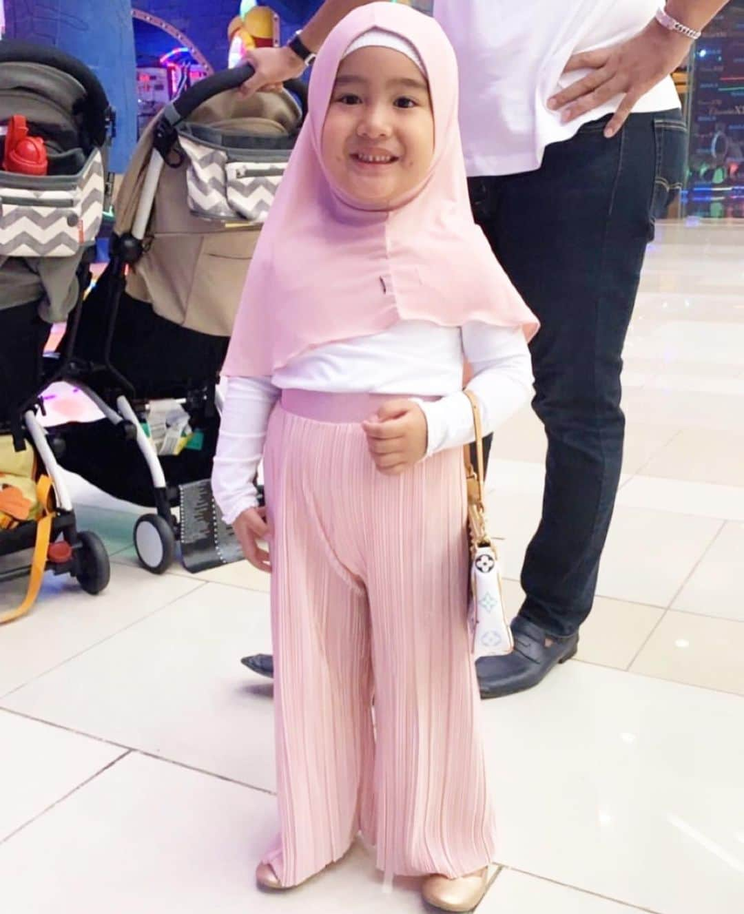 Syahriniさんのインスタグラム写真 - (SyahriniInstagram)「• 31 Juli 2019, Cintaku “ RajaRatu “ Hanya Beda 3 Jam Saja Lahirnya Sama Aunty Incesss, Tak Terasa Sudah 4.Tahun Saja Usia Nya Sekarang ,Do’a Aunty Incesss Dan Uncle Reino Untukmu Selalu Nak, Semoga Menjadi Anak Yg Sholeh Dan Sholehah Dan Juga Toyyib ,Takut Sama ALLAH SWT Hormat Sama Mommy Dan Daddy !  Rabbi Habli Minnashalihin 🤲  ________\\\________  #PrincesSyahrini #MyPreciousFamily #MyLovelyNieceAndNephew」7月31日 14時01分 - princessyahrini