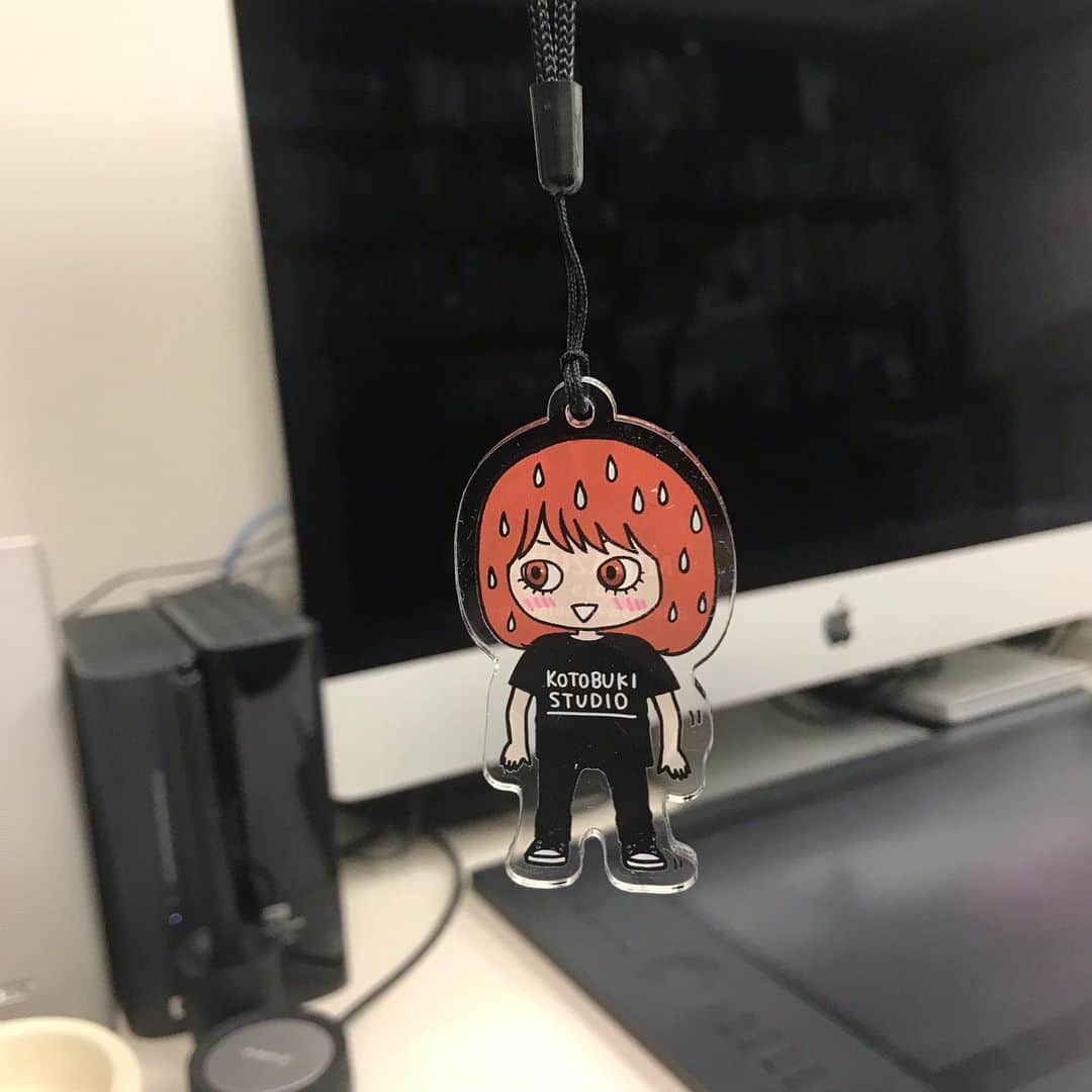 のインスタグラム：「友人の神戸のイラストレーター ミカヅキちゃん( @mkzk_xx )のアクスタ。KOTOBUKI STUDIO Ｔ着てます笑。裏側の小技もぬかりなし。これも『彼女展』のアクスタを作ってくれてる熊本のネストグラフィックス( @nestnk )謹製。」