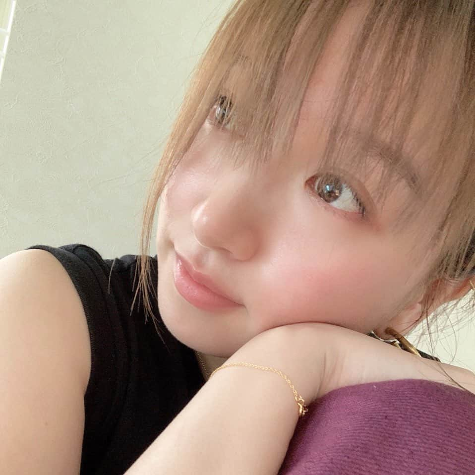 鹿沼憂妃さんのインスタグラム写真 - (鹿沼憂妃Instagram)「暑くて顔が火照ってます。 （お恥ずかしっ） そんな今日はパワースポットの  @chamarila0801 へ💗 今回は時間がなくて顔だけだったけど デコルテも流してもらってすっきり〜✨ ゆいちゃんいつもありがとございます😘 からのまた汗を流しながら 帰ったのでした🥵まじ暑いね🥵♥️ ノースリーブでも暑いって もう何を着て歩けばいいのでしょう… けど汗をかくことはいい事だね！だよね？！ #表参道エステ #chamarila #艶肌 #てかてか #年々汗っかき #困っちゃう #30歳」7月31日 19時37分 - shika_0225