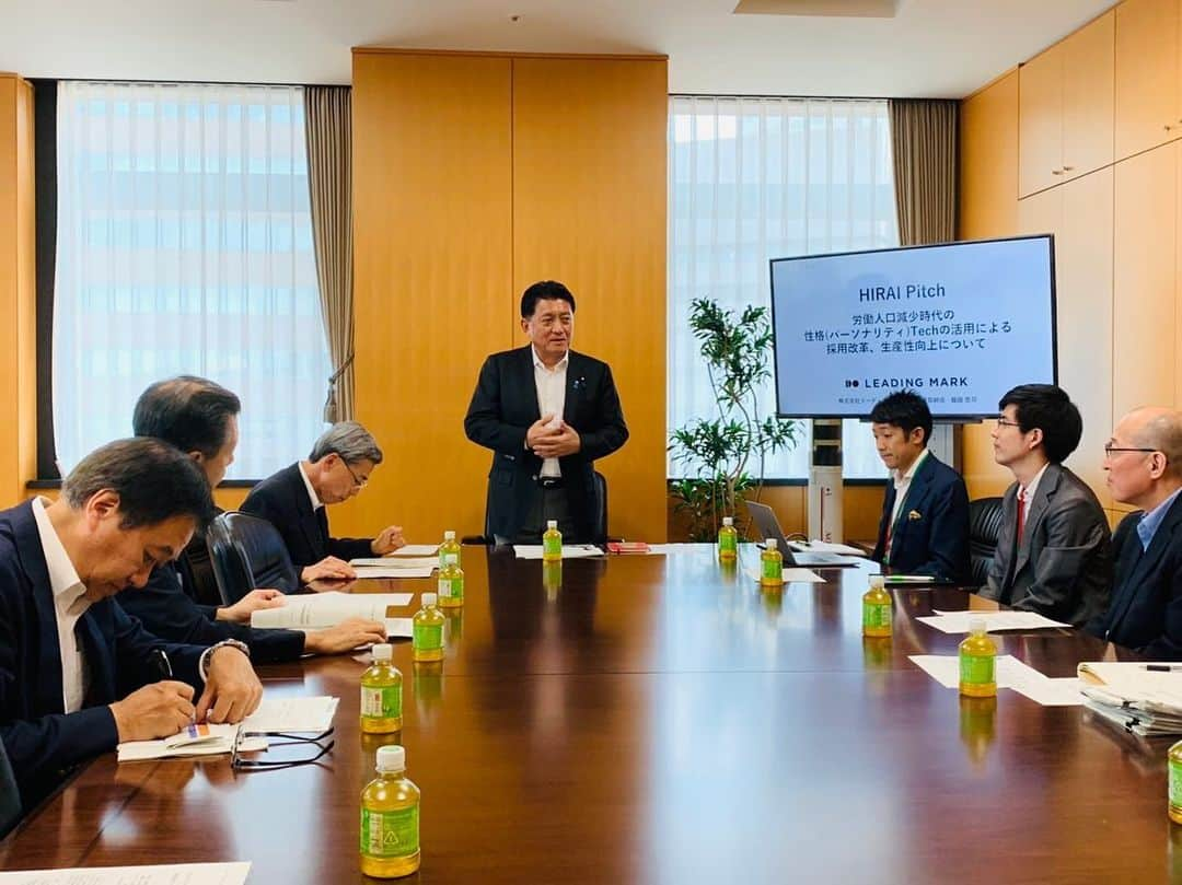 平井卓也さんのインスタグラム写真 - (平井卓也Instagram)「第59回Pitch to the Minister懇談会、”HIRAI Pitch"を開催。「労働人口減少時代におけるHRテックの活用による採用改革、生産性向上について」をテーマに、飯田悠司・株式会社リーディングマーク代表取締役によるピッチ。同社は、仕事にやりがいを感じている日本人が少ないという現実に危機感をもち、性格データの分析によって企業の採用や人事配置を最適化するサービスを提供しています。少子高齢化が進む日本において、いかに優秀な人材を獲得し、ポテンシャルを解放し、生産性を高めていくか。そのためには、こうした人材関係のテクノロジーの活用が重要です。スタートアップにおける創業者と参謀役などチームのベストミックスの在り方などにも応用できそうですし、また、他の分野にもいろいろと展開の可能性を感じます。引き続き、頑張っていただきたいと思います。ありがとうございました。 #平井卓也　#自民党　#平井ピッチ#HIRAIPitch　#人材　#リーディングマーク」7月31日 14時16分 - hiratakuchan0125