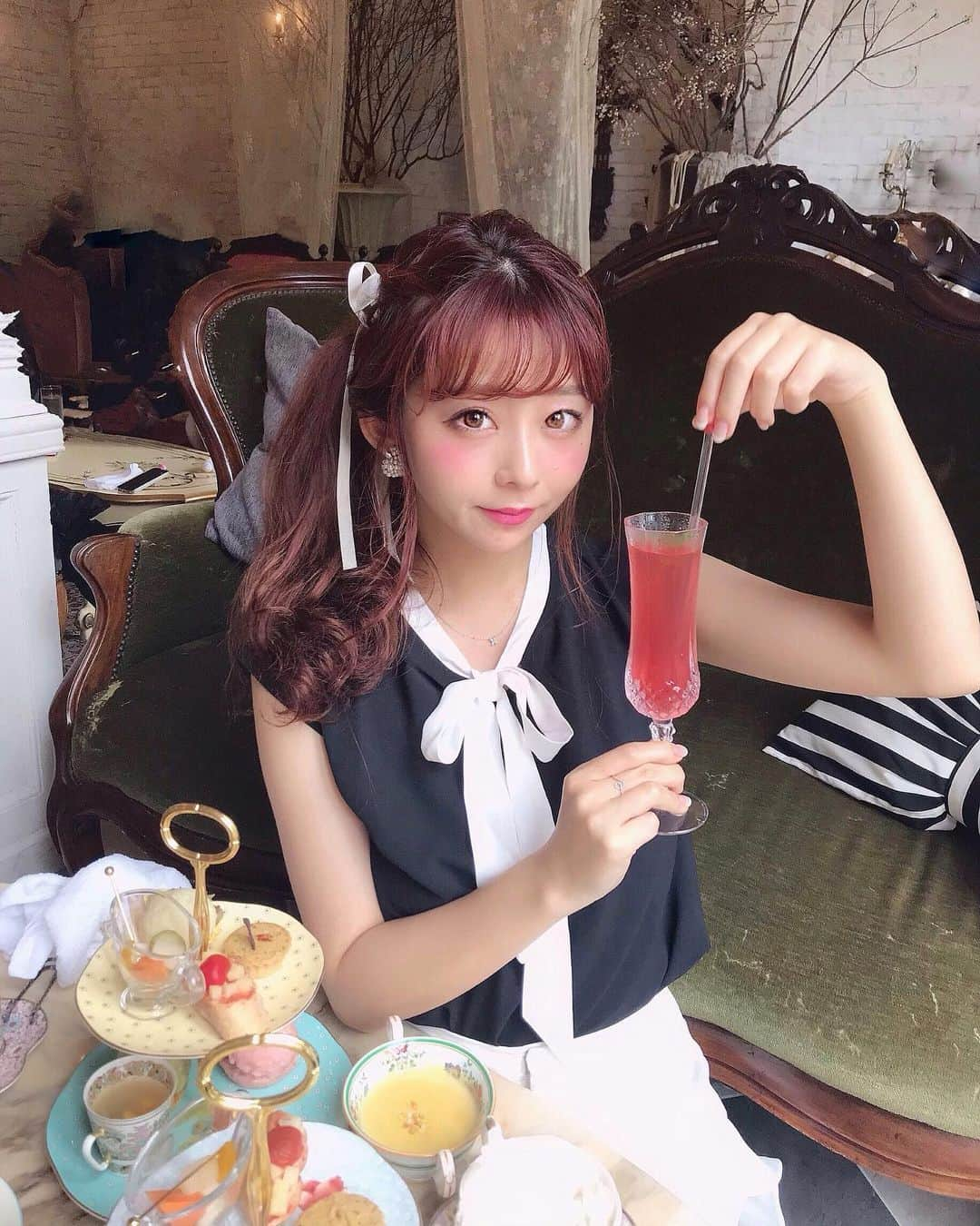 横田亜美さんのインスタグラム写真 - (横田亜美Instagram)「❤︎ . 炭酸飲めないけど 飲むふりをしてみる🤫 . この日片目奥二重なった。 . . #カフェ #アフタヌーンティー #豊橋カフェ #愛知カフェ #カフェ巡り #ポニーテール #ヘアアレンジ#あみみ服」7月31日 14時16分 - amimi0218