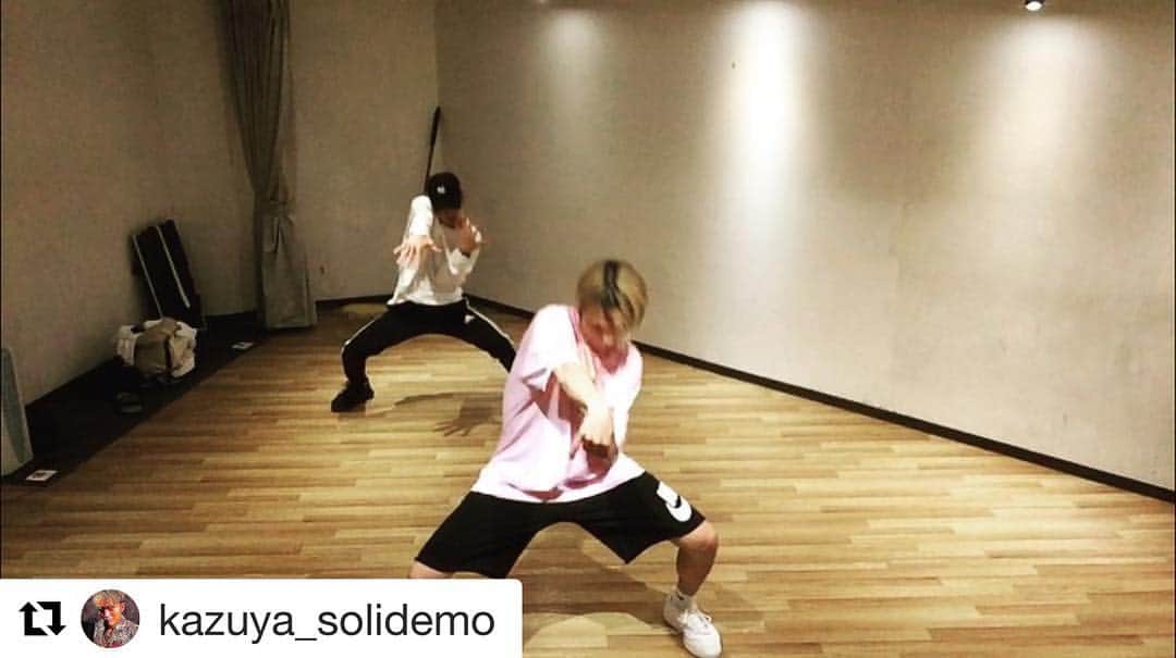 のインスタグラム：「本日も @kazuya_solidemo さんプライベートレッスンが終了しました！ 終始動きっぱなし！休み知らずのKAZUYAさん！笑 既に筋肉痛になるくらいに動き倒しました笑 これからも宜しくお願い致します！🙇🏽✨ #SOLIDEMO#KAZUYA#san#RYOTARO#DANCE#lesson」