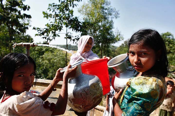 国境なき医師団さんのインスタグラム写真 - (国境なき医師団Instagram)「井戸に水をくみにきたのは、2人の女の子。持参した入れ物に、水を入れたら、こぼれないように気をつけて家に持って帰ります。 .  ここは、バングラデシュにあるイスラム系少数民族「ロヒンギャ」の難民キャンプです。もともと、ミャンマーに住んでいましたが、2017年8月にミャンマー軍がロヒンギャの人びとを狙った「掃討作戦」を展開。多くのロヒンギャの人びとがやむなく隣国バングラデシュへ逃れました。キャンプには、90万人以上が住んでいるとも言われています。 .  国境なき医師団（MSF）は感染症などを防ぐため、水と公衆衛生のプロジェクトも展開しています。深井戸から清潔な水をくみ上げるポンプを取り付けるなどして、安全な水を人びとに届けています。 ----------------- バングラデシュについての活動ニュースは公式サイトから。プロフィールのURLリンクからどうぞ→@msf_japan . ----------------- Photo © Vincenzo Livieri  #国境なき医師団 #MSF #バングラデシュ #ロヒンギャ #水 #きれい #井戸 #公衆衛生 #安全 #感染症 #プロジェクト #photooftheday #写真部 #写真好きな人と繋がりたい」7月31日 14時15分 - msf_japan