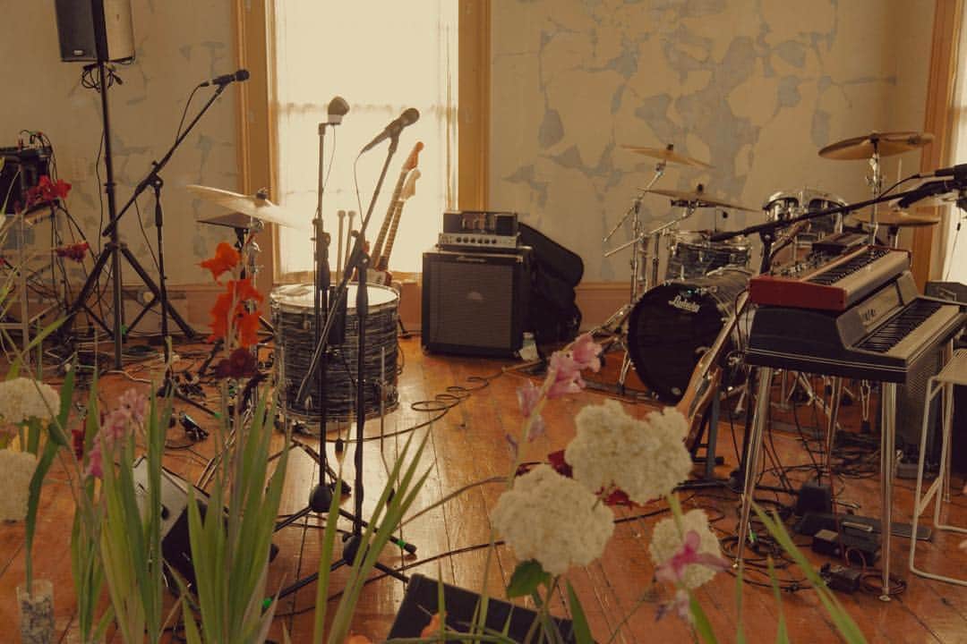 のインスタグラム：「flying so early in the morning but I had to take a minute to reflect on the fact that I am flying with my dancing cymbal smashing boots and my beautiful bass and cough drops and all the other things that mean one thing and one thing only- the tour is about to begin. The last time I toured was the fall of 2012. Nearly 7 years where my fear of performing steadily grew to a fever pitch with every show i didn’t, couldn’t, do. I didn’t think I’d ever have the courage to do it. But that was before @alichant, before @petepeterpedro and @sargold and @turnerjenjen , the musical collaborators of my dreams ... it was before a lot of things in my life finally and mercifully falling apart in order to be rebuilt in a healthier way. Before i read Women Who Run with the Wolves and learned of the Life-Death-Life cycle, where death is a necessary part of life, and that letting things go creates room for new tiny green shoots of joy and creativity. That life has its seasons, and there is beauty in every stage. It was before I knew how important it is to communicate feelings, and how important it is to ask for help. Before I knew how much the people I loved would  be there for me no matter what. It was before so many things, but not before @estuary_artists ♥️ Ade has been there since the beginning, steady, endlessly supportive, trustworthy, empathetic and passionate. My guide, my dear friend. I would still be letting my fear of playing music live win if not for her. And Kat, Ade’s right hand woman, an organizational wizard, total badass and gentle anchor amidst the chaos that is the life of music... and quiet, for getting us on our feet and running towards all the unknowns. I just can’t believe I’m getting a chance to come back, now that I’ve realized that playing live is actually the best. It’s food for my soul and it’s fun as hell when playing with such ridiculously gifted and wonderful humans as i get to. What a gift. To those of you that are coming to see us, we are all very much looking forward to seeing you. Another photo of our heavenly setup the other night at @hasbeensandwillbees by @denzelgolatt ♥️✨ #moon #moonlite #music」
