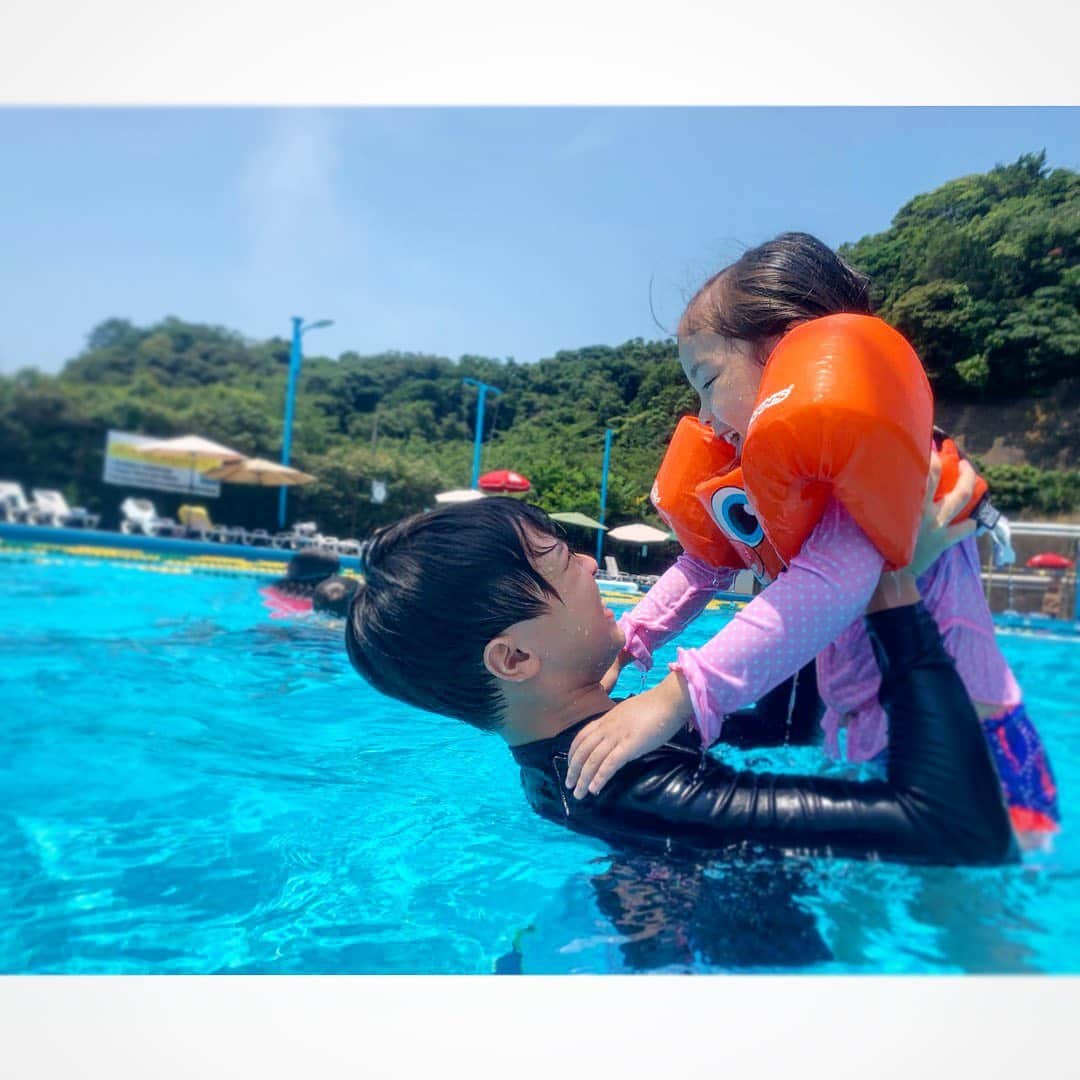 バイリンガル3兄妹のインスタグラム：「いつまでたっても中身は3歳の逆コナン君、空雅だけど ・ ダディ抜きで子供3人連れてプールに行けるのは、 やはりこの人の協力があるからこそ。 ・ と、ほんの少し成長を感じた夏。 2019。 ・ 本当に… 本当に、ほんの少しだけどね。😂 ・ ・ ※先日は4歳男子と本気で同レベルで遊んでいたので、 やはり精神年齢はそのくらいなのかと😂 ・ ・ #エマはひたすらクロール練習中 #プール #3兄妹 #夏休み #バイリンガル3兄妹」