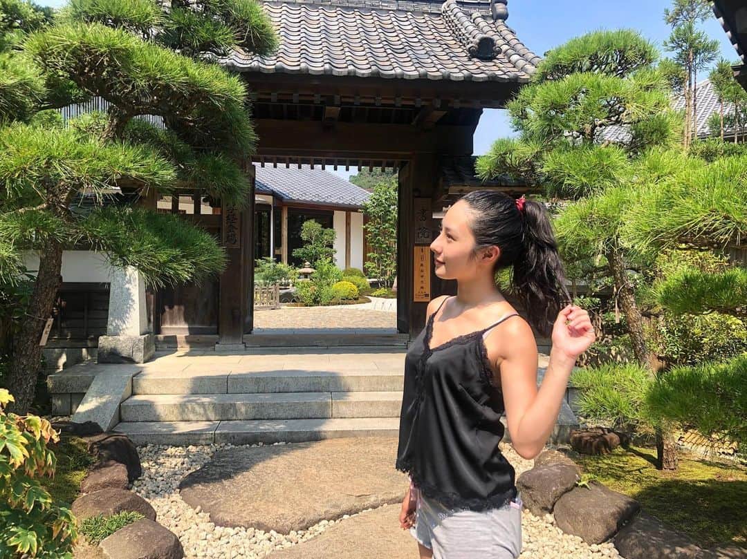 里彩さんのインスタグラム写真 - (里彩Instagram)「Japanese temple!🇯🇵 パワーをもらった気がする☺️ #japan #temple #beautiful  #日本 #お寺 #美しい」7月31日 14時28分 - risa_gram611