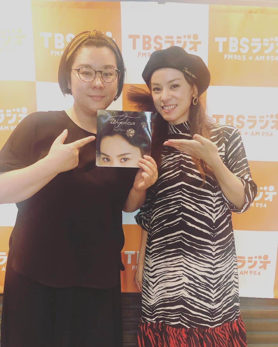 azumiのインスタグラム：「ジェーン・スー様のラジオに出てきましたよ！実はスー様レーベルプロモーター時代からのお付き合いです笑。 番組では #あずカレー  簡単無水カレーレシピを渡して作っていただきました🍛自家製スパイスも持って行ってアレンジしました。今度は作っていきますね笑。ありがとうございましたー！ そして本日新曲発売＆配信開始！ #TBSラジオ #so954 #wyolica #ワイヨリカ #本日発売」