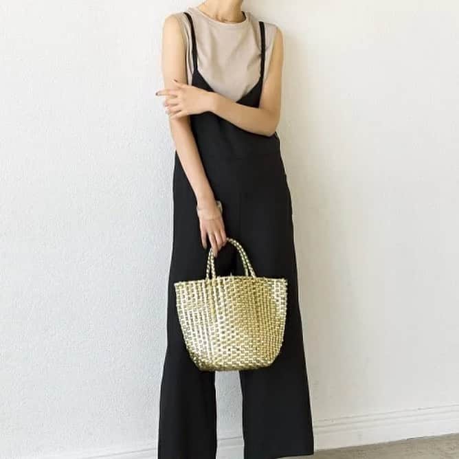 のインスタグラム：「. ⁣ --------------------------------------------------------⁣ [リネンライク] FM トリアセ/PE サロペット⁣ UNITED ARROWS ⁣ green label relaxing ⁣ 送料無料 ⁣ --------------------------------------------------------⁣ . ⁣ 昨年大好評いただいたリネンライクシリーズに新作が登場🎉⁣ サイドボタンがリラックス感のあるサロペットのご紹介です🎵⁣ ⁣ トリアセテートのしなやかな光沢感が特徴で、⁣ リネンのようなさらりとした着心地が夏に嬉しい一枚です☆⁣ ⁣ 華奢なストラップ&Vカットデザインが⁣ ナチュラルながらもきちんと感のある大人な雰囲気を演出してくれます💋 ⁣ ⁣ Tシャツやブラウスなど様々なアイテムと相性抜群なので、⁣ スタイリングの主役として活躍すること間違いなしです!👍⁣ . ⁣ #楽天ブランドアベニュー #楽天 #rakuten #rakutenbrandavenue #UNITEDARROWSgreenlabelrelaxing #UNITEDARROWS #greenlabelrelaxing #ユナイテッドアローズ #グリーンレーベルリラクシング #コーデ #コーディネート #ファッション #夏服コーデ #今日のコーデ #きょコ #お洒落さんと繋がりたい #服好きな人と繋がりたい #きれいめカジュアル #大人カジュアル #きれいめコーデ #カジュアルコーデ #サロペット #オーバーオール #リネンライク #fashion #overalls #overall #dungarees #outfit #ootd」