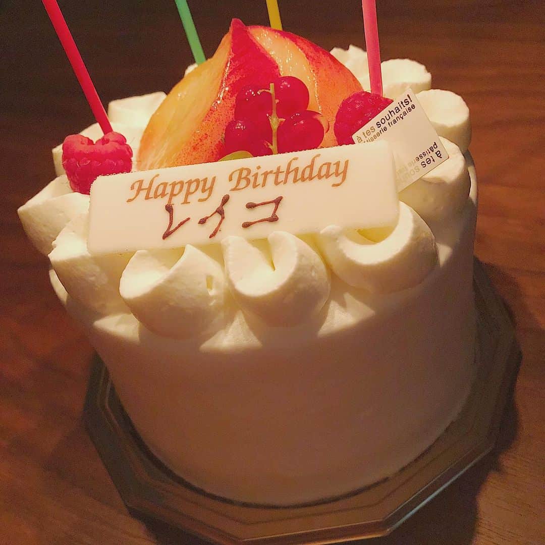 のインスタグラム：「お誕生日ケーキはアテスウェイのデコレーションケーキを用意してくれました🎂✨ この時期は桃🍑 もう…美味しすぎますから😭 何年もずーっとお世話になっているケーキ屋さんなのに、毎回食べて感動する🥺✨ #岡部玲子 #子育て #主婦 #アラフォーママ #誕生日ケーキ #アテスウェイ #大好き #感動 #美味しすぎる #桃 #夏 #東京ナンバーワン #mama #talent #reporter #inatagood #f4f #birthdaycake #kichijoji #cakeshop #love #peach #mangoes #mango #tokyo #japan #delicious #sweets #smile」