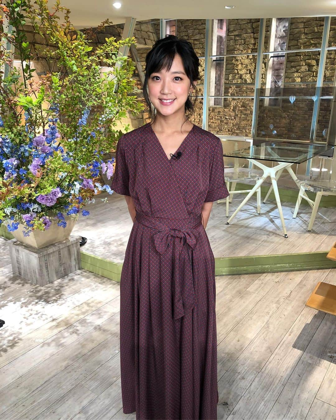 竹内由恵さんのインスタグラム写真 - (竹内由恵Instagram)「暑くなりましたねー！ ちょっと外に出るだけで汗が止まらなくなります。 7月分の衣装を全くご紹介できていませんでした😊よかったら参考にしてください。  1枚目 ワンピース ELENDEEK(エレンディーク) https://www.instagram.com/elendeek  2枚目 トップス・スカート ELENDEEK(エレンディーク) https://www.instagram.com/elendeek  3枚目 ワンピース N.O.R.C(ノーク) https://www.instagram.com/norc.jp  4枚目 ワンピース  NATURAL BEAUTY(ナチュラル ビューティー)  5枚目 ブラウス・スカート NATURAL BEAUTY(ナチュラル ビューティー)  6枚目 ワンピース CELFORD(セルフォード)  #elendeek #norc #naturalbeauty #celford #アナウンサー衣装」7月31日 14時36分 - yoshie0takeuchi