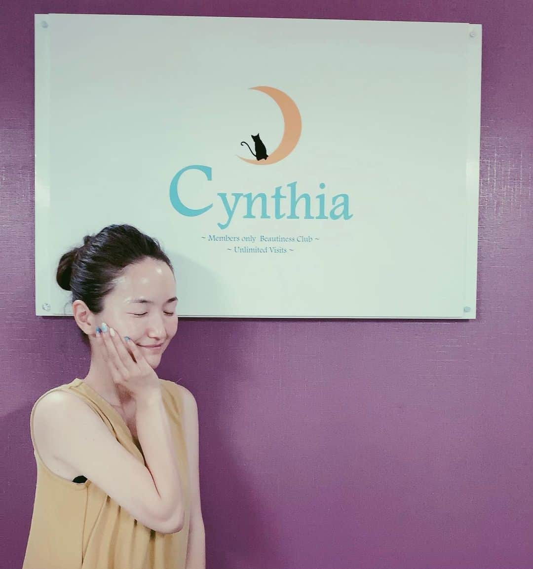 リナさんのインスタグラム写真 - (リナInstagram)「すっぴんでごめんなさい🙇‍♀️ . 【Cynthia ~ Beautiness Club~ 】で、 #アクアピーリング と#エレクトロポレーション を受けてきたよ☆ . 終わった後は、 小鼻周りまでつるっつるになっちゃった🥚 . 定期的にアクアピーリングしようと決めました！ . Cynthia ~Beautiness Club ~  キュンティア　ビューティネスクラブ は、 完全会員制＆人数限定制 のビューティサロン❤︎ . 月額20,000円(税別)で 私が受けたアクアピーリングやコラーゲンマシーン、 脱毛やジェルネイルなど 12種類の美容メニュー全てが通い放題なの❗️ . 大人気店でなかなか予約が取れないけど、 新宿という立地から考えても 本当にお得っ✨ . 有名人の方のサインもあったよ🤭 . 次はネイルをお願いしちゃった💅♡ ............................................................ #Cynthia #キュンティア #BeautinessClub #ビューティネスクラブ #駅チカ #会員制サロン #ビューティサロン #コラーゲンマシーン #マイクロカレント #ジェルネイル #繁盛店 #きれいな人と繋がりたい #美容好きさんと繋がりたい #すっぴん #会員制 #通い放題 #エステ」7月31日 14時39分 - 1010koki0218