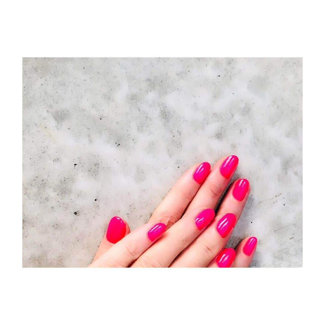 Taki Tanakaさんのインスタグラム写真 - (Taki TanakaInstagram)「ネオンカラーのピンク。#💖 #夏ネイル #今年も #2019夏 #nailstagram #nails  #nailsofinstagram  #PINK #pinknails  @maktub_erica」7月31日 14時51分 - tanakataki