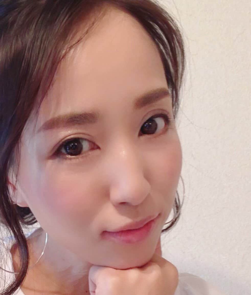 石田 祥子さんのインスタグラム写真 - (石田 祥子Instagram)「シワは歴史として愛でています でも透明感のある肌が目標 . #顔色アップ下地 #大人の肌をパッと明るく . 化粧下地を「顔色アップベース」に変えました . 乾燥によるくすみが飛んで さようなら疲れ顔♡ . 化粧持ちも良くなったのか 帰宅した後も小鼻の崩れ気にならなくなりました . 保湿ケアにSPF30 PA++ 毛穴・凹凸補正、汗・皮脂崩れ防止などマルチ機能なので、どんな方にもピッタリくると思います . . #インテグレートグレイシィ #ベースメイク #化粧下地 #コスメ #マルチ機能下地 #美容 #コスメマニア #今日のメイク #40代 #インテグレートグレイシィ_PR」7月31日 14時46分 - shoko_ishida