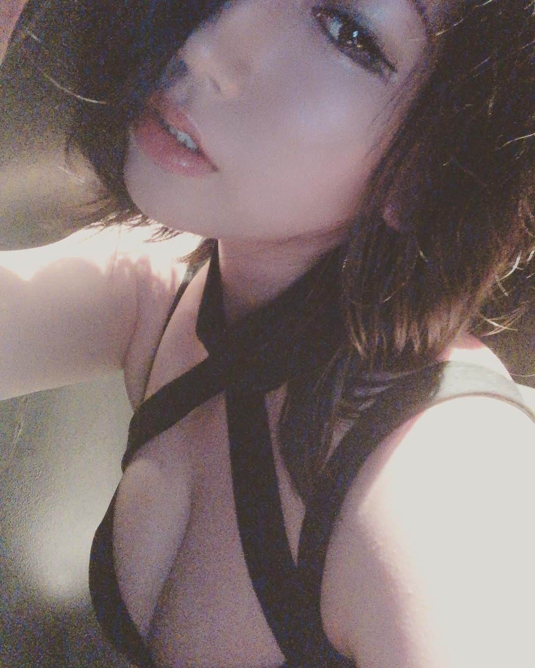 佐山愛のインスタグラム：「❤︎ ・ いつだったか @roppongi_reddragon で 酔っ払ったときのアンニュイ佐山さん🥴 ・ というわけで、 最近しれっと出勤してましたが 久々お知らせしてみようかな。 ・ 今週、木金の2日間 Red Dragon 出勤しまーーす🍾 ・ って急すぎる？ ごめんなさい笑笑 ・ ・ けど、この木金は私の仲良しちゃんが いっぱい出勤するからご機嫌なのです💕 ・ みんな遊びにきてねん♪♪ ・ ・ #六本木 #キャバクラ #キャバ #キャバ嬢 #reddragon #レッドドラゴン」