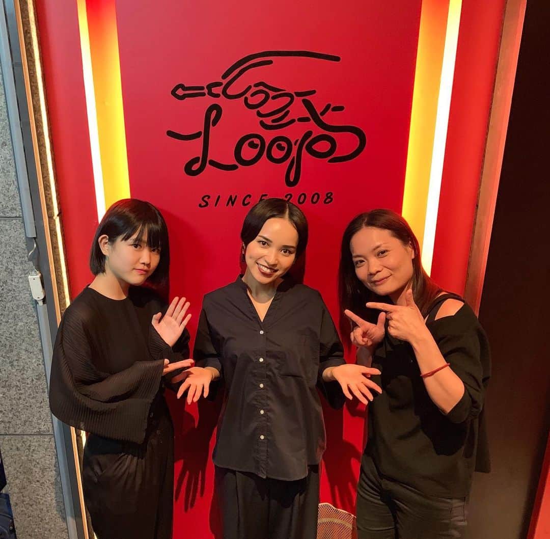 滴草由実のインスタグラム：「楽しかったな♪ 最高の時間、皆様に改めて感謝✳︎ キーボードは大迫杏子さん、ギターは小林さとちゃんでした♪ 素敵な演奏に支えられとってもステージを楽しめました✳︎ 大好きなメンバーです♪ ・ ・ ☟☟☟☟☟☟☟☟☟☟☟☟☟☟☟☟☟☟☟☟☟ ご好評につき、「Art Museum Of Yumi Shizukusa 〜The Beginning〜」から発売した新グッズを通販サイトMusingでも販売開始しました！数量なくなり次第終了となります、ご注意ください！  http://musing.jp/artist/yumi_shizukusa/goods ・ ・ ・ #ご好評 #感謝  #artmuseumofyumishizukusa #yumi_shizukusa  #衣装は素敵すぎるelzawinkler  #elzawinkler_official」