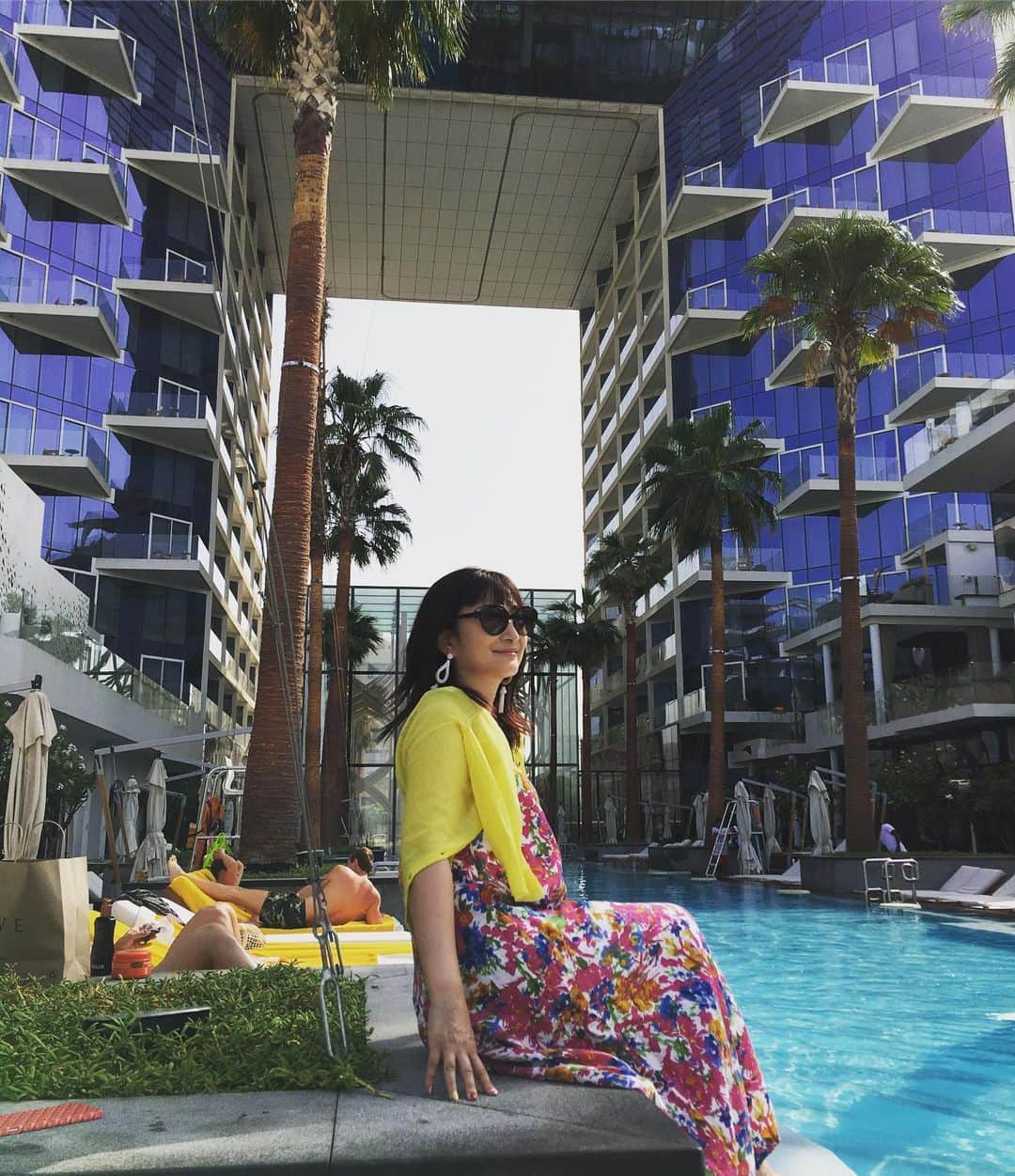 のインスタグラム：「連日42度💦 まったく雨が降りません☔️ プールの水もぬる〜い😭 朝からcool down✨✨」