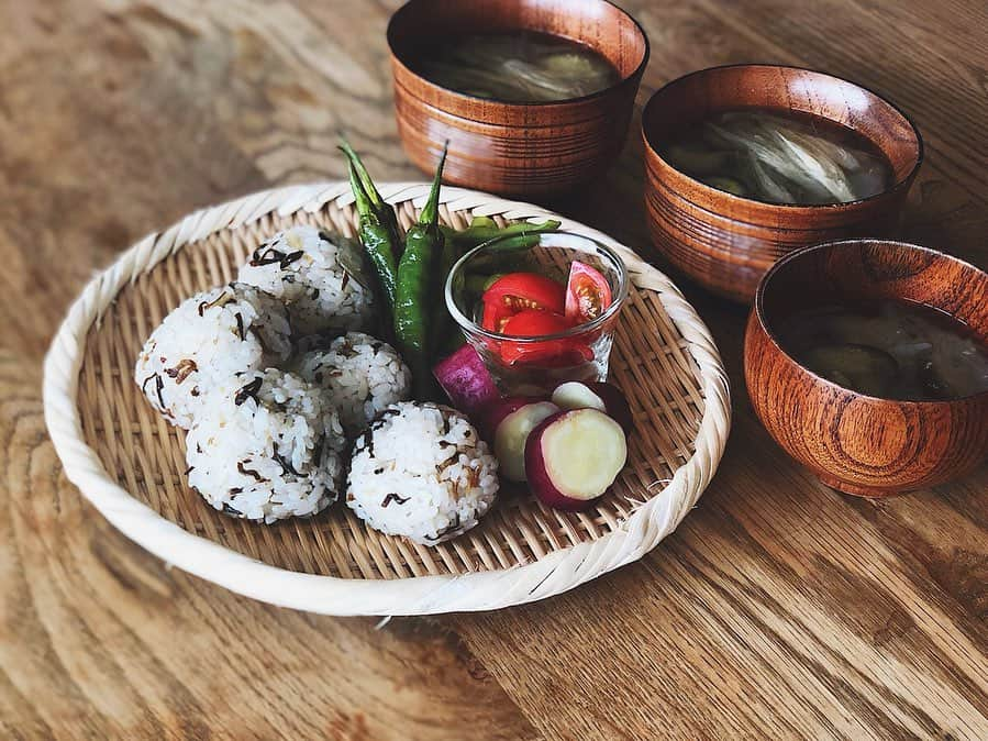 宇藤えみさんのインスタグラム写真 - (宇藤えみInstagram)「夏の食卓を涼しく彩ってくれる竹ざる。 今日の朝ごはんは 茄子のお味噌汁といりこと昆布のおにぎり。 出し汁で使ったいりこは捨てずみじん切りにし、 昆布煮と混ぜておにぎりにしました。  #夏の食卓#食と器#暮らし #親子ごはん#親子ごはんいただきます #いりこ#やまくに」7月31日 15時00分 - emiuto