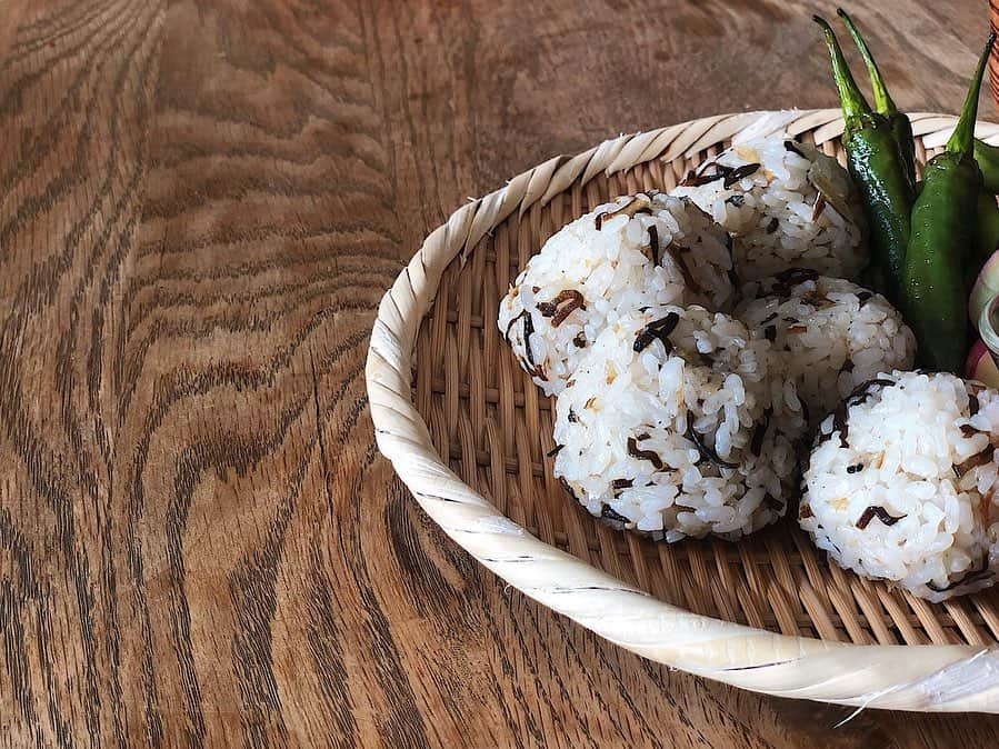 宇藤えみさんのインスタグラム写真 - (宇藤えみInstagram)「夏の食卓を涼しく彩ってくれる竹ざる。 今日の朝ごはんは 茄子のお味噌汁といりこと昆布のおにぎり。 出し汁で使ったいりこは捨てずみじん切りにし、 昆布煮と混ぜておにぎりにしました。  #夏の食卓#食と器#暮らし #親子ごはん#親子ごはんいただきます #いりこ#やまくに」7月31日 15時00分 - emiuto