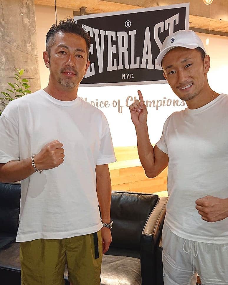 梅野源治のインスタグラム：「ご支援いただいている"株式会社サードオフィス"へ 西村社長と👍  @everlast  #新しい入場衣装を作るよ」