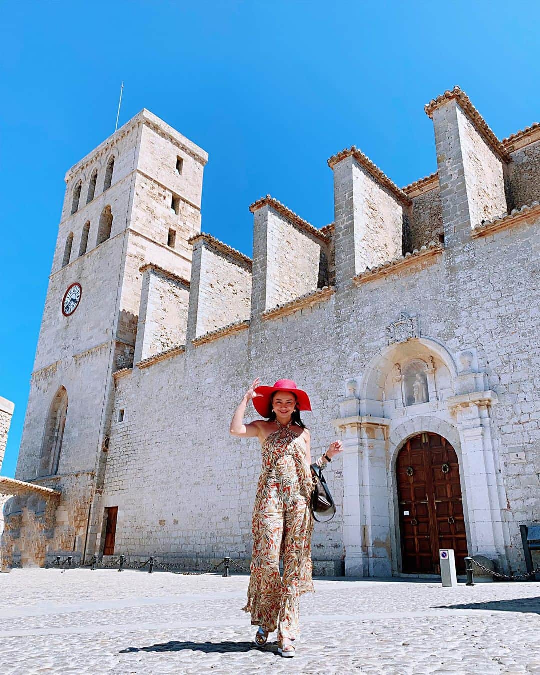 吉田セイラのインスタグラム：「#ibiza #happy #church #oldtown #DaltVilaの丘の上に佇む教会が「Ibiza Cathedral」14世紀につくられ16世紀に完成した現在の建物は、当時のカタルニアのゴシック様式と後年のバレンシアの影響を受けていています！！とにかくparty のイメージがあるイビザとは、ちがって凄く癒されます😊 #goodvibesonly ##16世紀 私は16世紀のヨーロッパの歴史が好きで、特にイギリス、フランス、スペインのこのころが好き‼️美術品とか美しい。 #ibiza #cathedral」