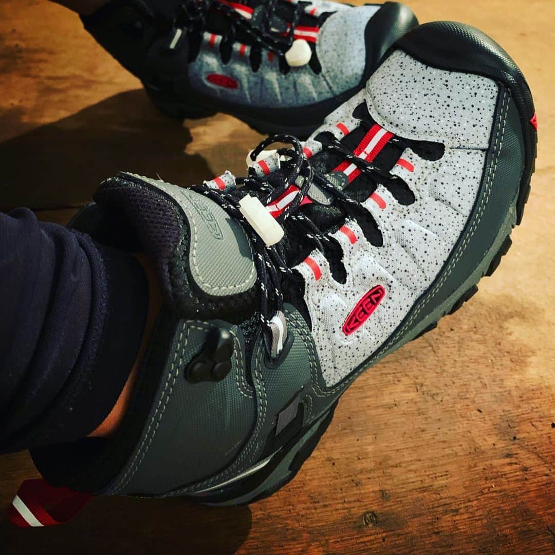 のインスタグラム：「【 fujirockfestival 】 × 【 keen 】 コラボレーションモデル‼️ #fujirockkeen  カッコイイ‼️😆❤️靴も❤️人も❤️ しかもすっごく履きやすくて安定してて、 フジロックエリアいっぱい往復したのに 足元全然疲れない😳✨ 足元快適で体全体の疲れに影響してこない👍 これからどんどんフェスとか山登りとか野遊びに出かけたくなるー‼️ これ履いてもっともっと歩き回りたい😍 キャンプも行きたいなーー←❤️w  帰ってきても、 ついついみんなの足元見ちゃう🤣  引き続き‼️ 三崎Supクルージングツアーは お客様の足元KEENシューズで快適に安全に 守りながら、楽しませて頂きます✨  #keen #カッコイイ #靴 と #大人  #私の尊敬する人たち #ありがとうございます #感謝しきれない #好きが止まらない  #勝手にlove #keenshoes #keenstaff」
