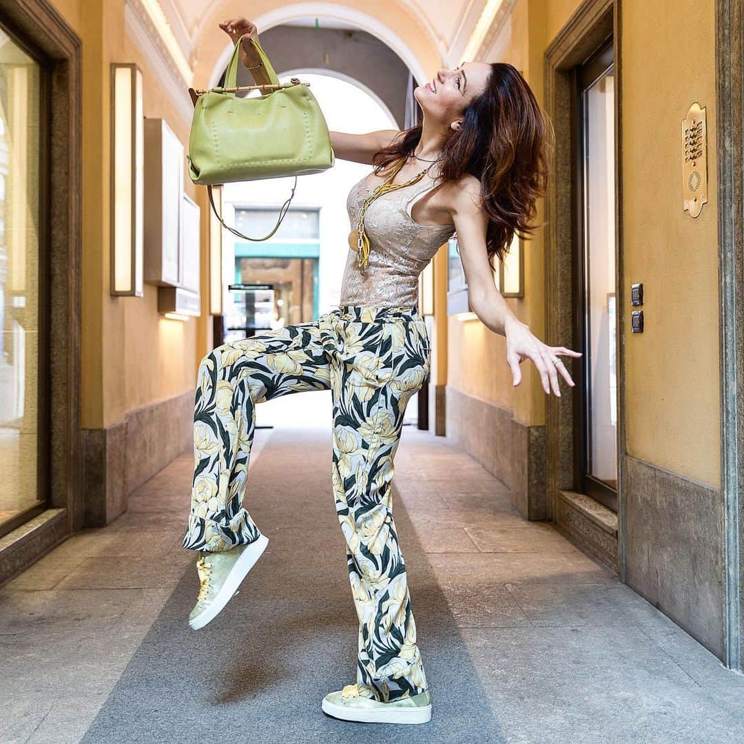 エンリーベグリンのインスタグラム：「Motivation is the art of getting people to do what you want them to do because they want to do it.  #henrybeguelin#summer#sale#last#days#」