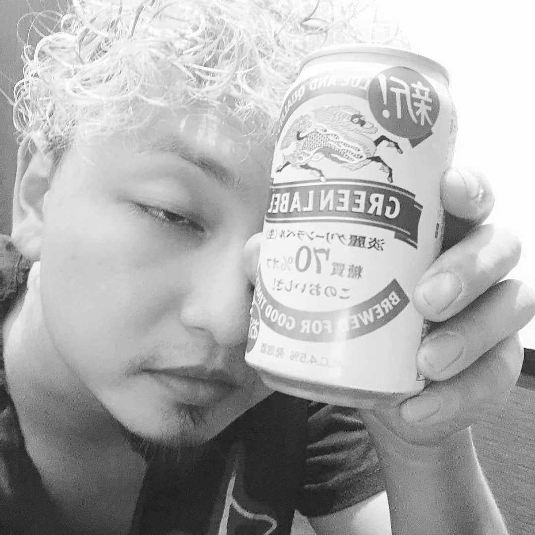 松野浩介さんのインスタグラム写真 - (松野浩介Instagram)「【355日目】 7月23日(火) 乎都にも朋奈ちゃんにも会ってない。 とにかく働いていて記憶もない。 この写真が一枚だけ。 #ぺーぺー親父のくそ日記 #生後355日目 #生後11ヶ月 #赤ちゃん #女の子 #親父 #娘 #奥さん #松野家 #夫婦 #親子 #家族写真 #松野浩介 #森岡朋奈 #theだいじょぶズ #9月30日 #恵比寿 #リキッドルーム #ワンマン #大だいじょぶ祭り」7月31日 15時38分 - kosuke_matsuno