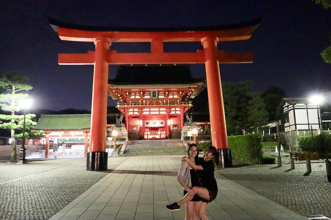 北村彩乃のインスタグラム：「. Still can’t believe that my best friend Tosha is in my hometown and got to spend time together 😭❤️ . She stayed at my house for 2 days and we randomly decided to go to the Fushimi Inari after midnight 🕛 there was no one there and it was creepy ⛩ . ツアー中に怪我をして帰らされたから、たまたま大阪公演中だったベストフレンドに1年ぶりに会えた😭❤️ お家に2日間泊まりに来て、夜中の12時過ぎていきなり伏見稲荷に行くと決めた私ら😂 日中人多いから、夜は静けさが凄く不気味やったけど、猿もカブトムシも猫もいっぱい見れた🐵🐱🕷 . . #japan #tourist #fushimiinari #fushimiinaritaisha #kyoto #travelphotography #travelgram #instatravelling #beatie #fushimiinarishrine #shrine #midnightsightseeing #bestview #nightview #タビジョ #伏見稲荷大社 #京都観光 #旅行好きな人と繋がりたい」