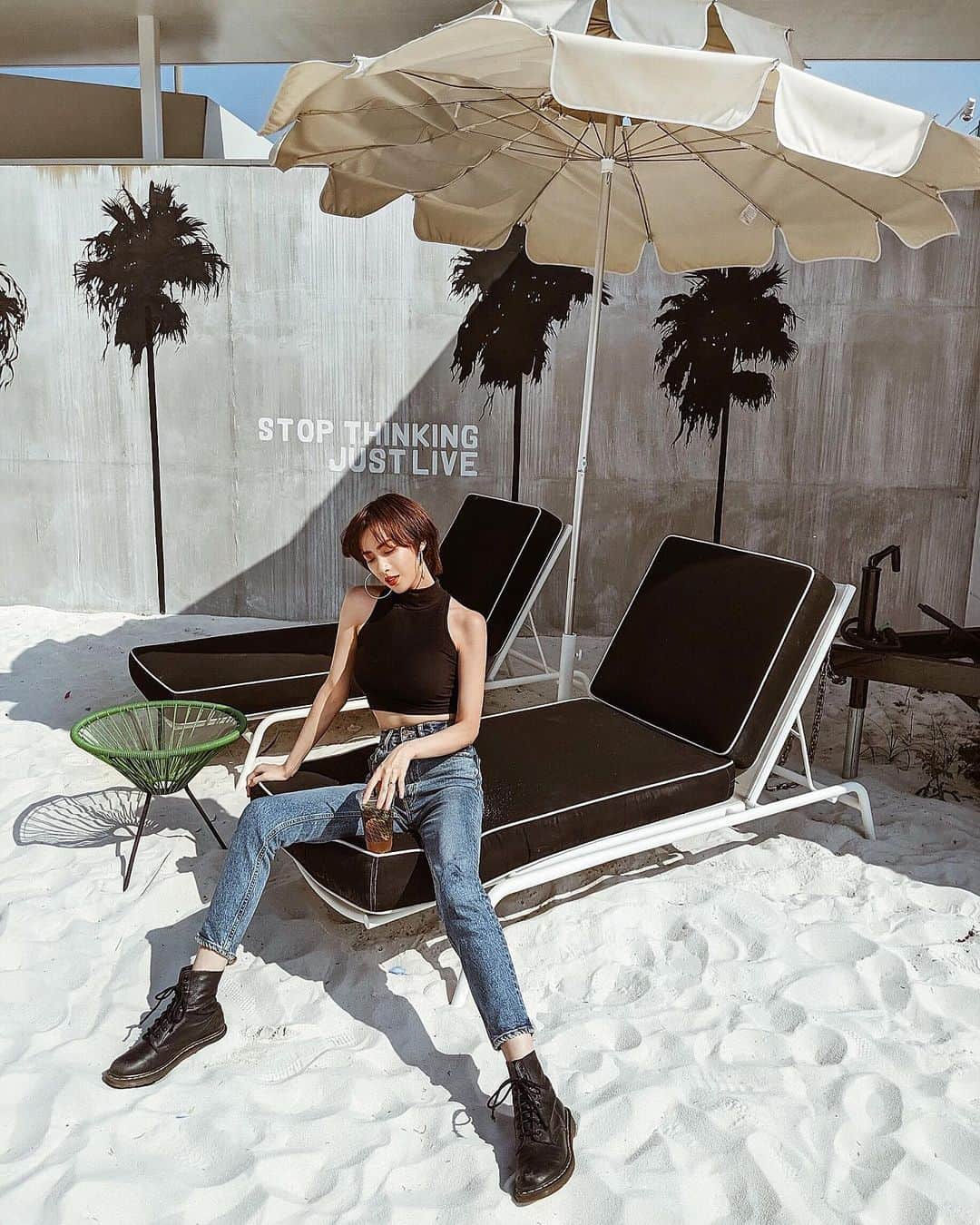 ソンイのインスタグラム：「一気に暑すぎぃ🌻 このコーデもう7.8年してるな🍹⛱ 🥥トップス : @americanapparel 🌴デニム : @moussyofficial 🥥ブーツ : @drmartens_japan 🌴ピアス : @hm」