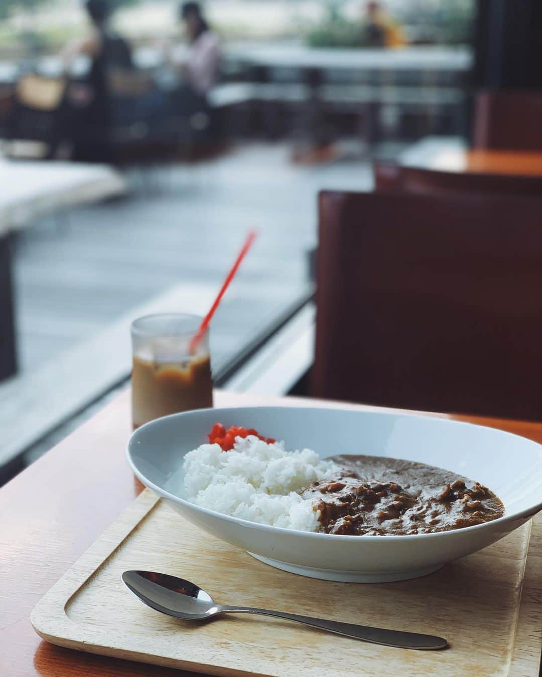 村上萌さんのインスタグラム写真 - (村上萌Instagram)「夏の日のカレーとアイスコーヒーって最高。﻿家だと出来てない家事が気になって集中できないので、スポットで北浜のシェアオフィス使ってみた。﻿ 登録料もかからず、1時間500円でWiFi速くて、静かでドリンク飲み放題って、すごいな😳﻿ 関西でも関東でも、色んなシェアオフィス研究したいので、おすすめあったら教えてください🧞‍♂️﻿ ﻿ ﻿ ﻿  #カレーは川沿いのMOUNT﻿  #シェアオフィスはTHELINKS ﻿  #週末小ネタ帖 #シェアオフィス #大阪シェアオフィス #コワーキングスペース #大阪コワーキングスペース」7月31日 15時45分 - moemurakami_