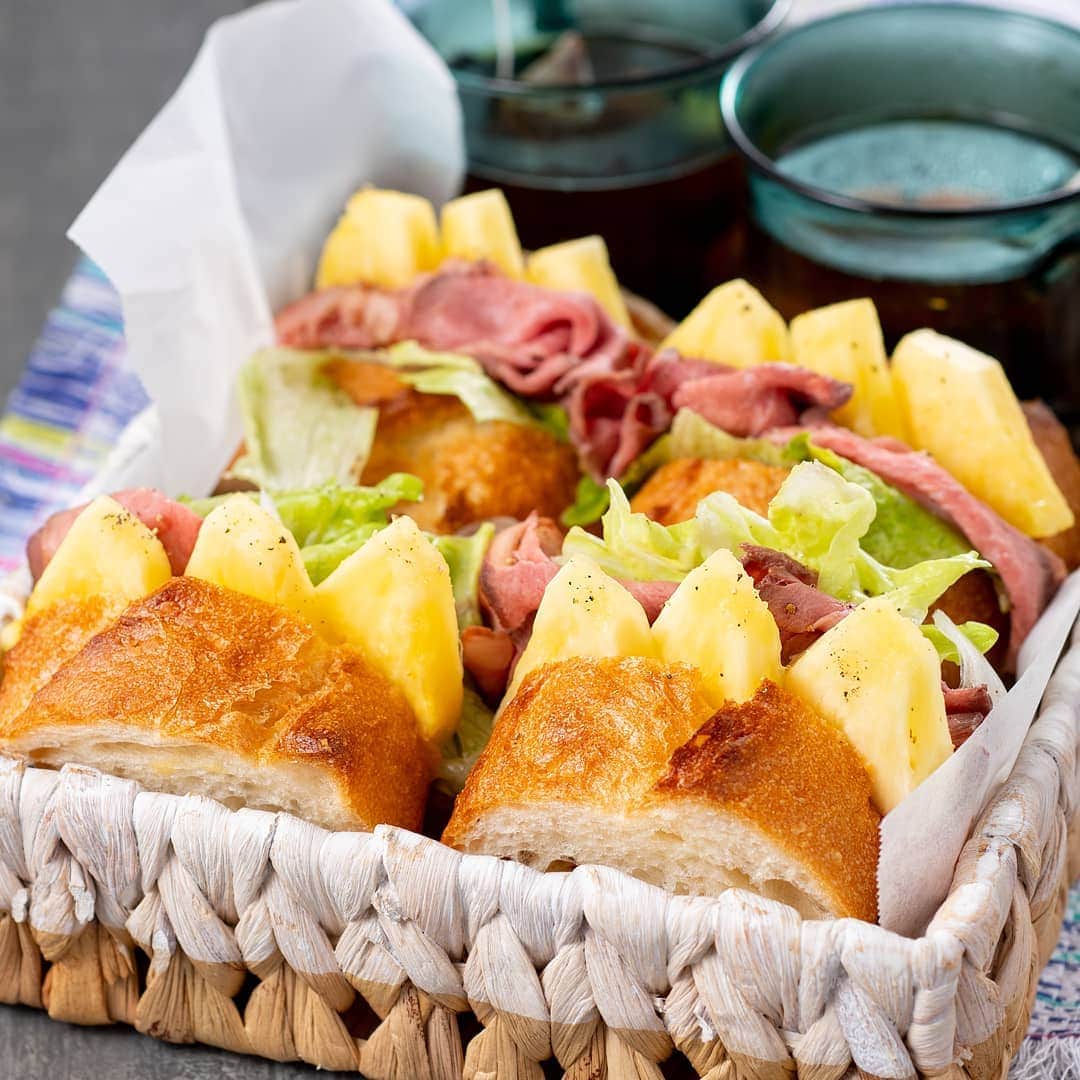 のインスタグラム：「パインとローストビーフのサンド🍍🥖 . 夏休みのお出掛けに🎵 ローストビーフとパインのちょっとぜいたくサンド😋 . . ○材料（2人分） ・バゲット(フランスパン)  4㎝長さ×４個 ・ローストビーフ 8枚（80ｇ） ・パイナップル 1/6個（100ｇ） ・玉ねぎ 20ｇ ・レタス 2枚 ・マヨネーズ 大さじ１ ・しょうゆ 小さじ１ ・からし 小さじ1/2 ・粗びき黒こしょう 少々 . ○作り方📓 ①バゲットは、長さの真ん中に上から切り目を入れる🔪  パイナップルは皮と芯を除き、５mm厚さのいちょう切りにする🍍  玉ねぎはスライスして水にさらし、水気をきる✨  レタスは適当な大きさにちぎる🙆 .  ②マヨネーズにしょうゆ、からしを混ぜ合わせる🔄 . ③バゲットの切れ目に②を塗り、レタス、パイナップル、  ローストビーフ、玉ねぎを挟み、粗びき黒こしょうをふる🥖 . . . . #ドール #Dole #サンド #バゲット #ローストビーフ #パイナップル #野菜 #おうちカフェ #レシピ #pineapple #beaf #sandwich #recipe #instafood #cooking」