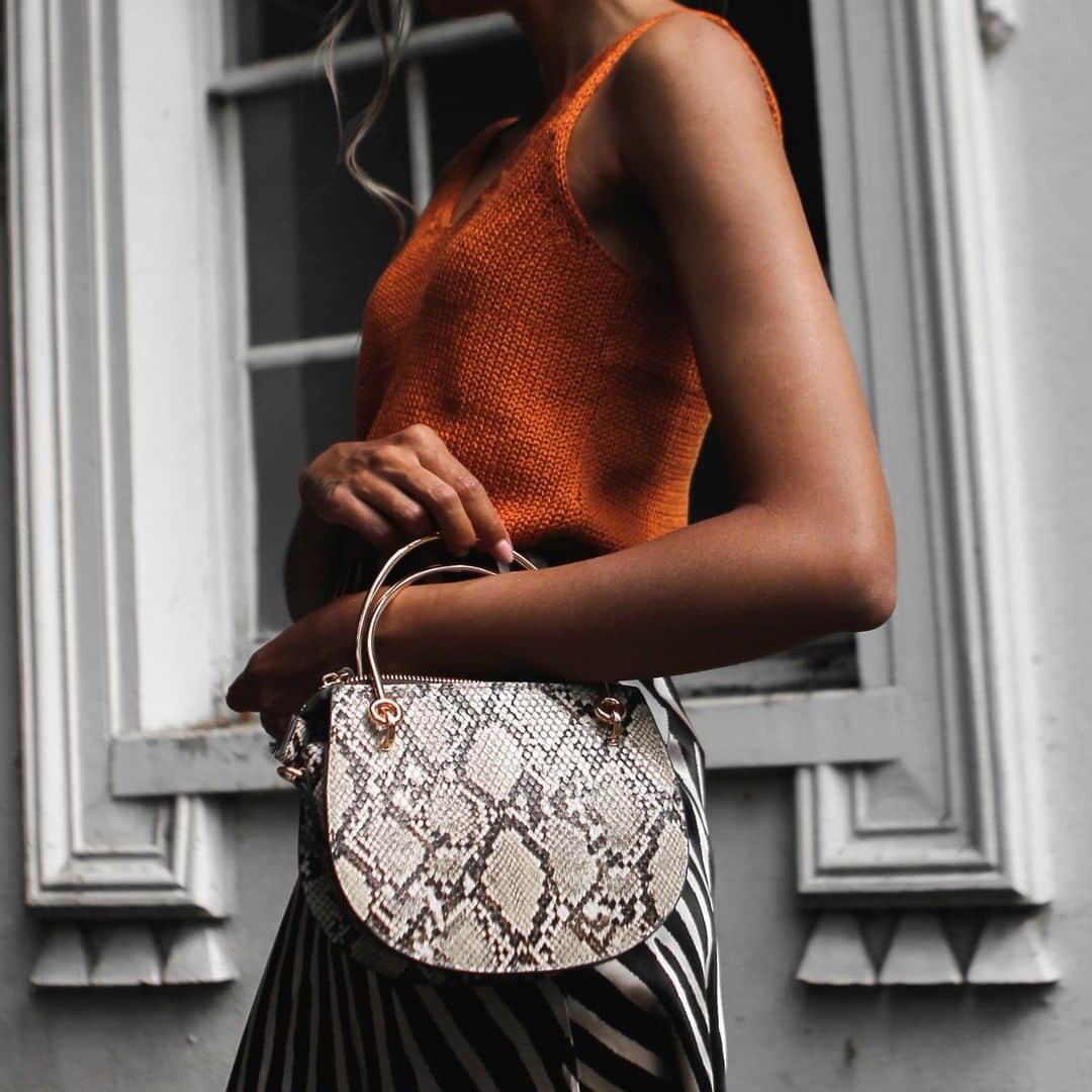 アクセサライズのインスタグラム：「Punctuate your outfits with the snake-print trend 🐍 thanks to our Malin cross-body bag, featuring a reptile texture and plenty of gold-tone hardware. 📷 @y.a.t.r.i 🔍 7905849700 Tap the link in the bio to shop now.  #Accessorize #Accessorizer」